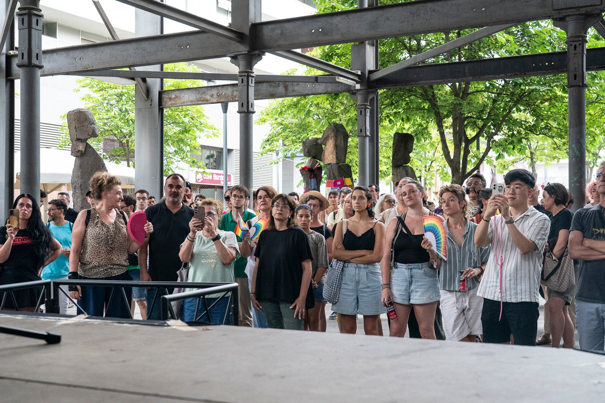 Aquest diumenge, ha tingut lloc l’Orgull Terrassenc, organitzat per l'entitat Homies Pride Terrassa en col·laboració amb la Comissió de visibilitat de la Taula del Pacte DASIG i el suport de l'Ajuntament de Terrassa. La manifestació ha recorregut diversos carrers del centre de la ciutat per reivindicar els drets, la visibilitat i la diversitat del col·lectiu LGTBIQ+ i ha finalitzat a la plaça del Vapor Ventalló, on s'ha celebrat una festa final.