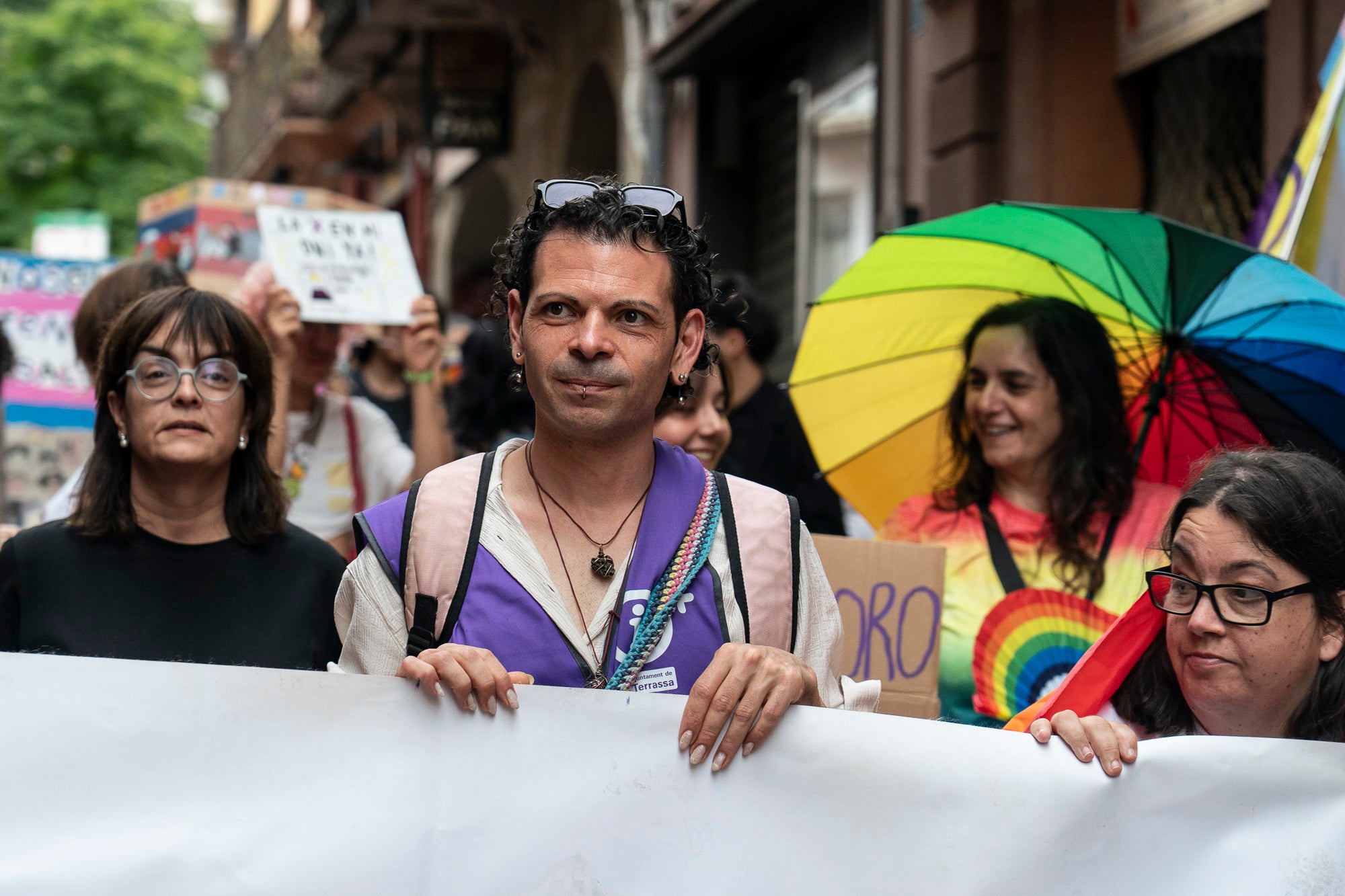 Aquest diumenge, ha tingut lloc l’Orgull Terrassenc, organitzat per l'entitat Homies Pride Terrassa en col·laboració amb la Comissió de visibilitat de la Taula del Pacte DASIG i el suport de l'Ajuntament de Terrassa. La manifestació ha recorregut diversos carrers del centre de la ciutat per reivindicar els drets, la visibilitat i la diversitat del col·lectiu LGTBIQ+ i ha finalitzat a la plaça del Vapor Ventalló, on s'ha celebrat una festa final.