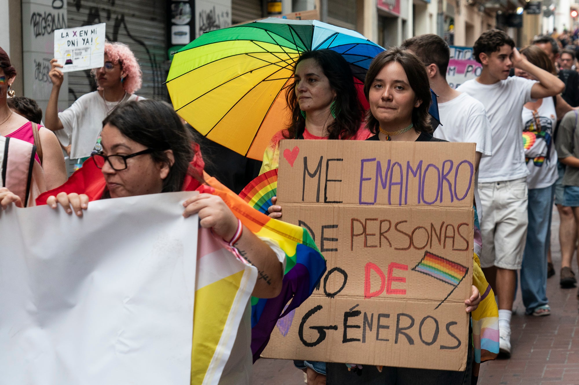 Aquest diumenge, ha tingut lloc l’Orgull Terrassenc, organitzat per l'entitat Homies Pride Terrassa en col·laboració amb la Comissió de visibilitat de la Taula del Pacte DASIG i el suport de l'Ajuntament de Terrassa. La manifestació ha recorregut diversos carrers del centre de la ciutat per reivindicar els drets, la visibilitat i la diversitat del col·lectiu LGTBIQ+ i ha finalitzat a la plaça del Vapor Ventalló, on s'ha celebrat una festa final.