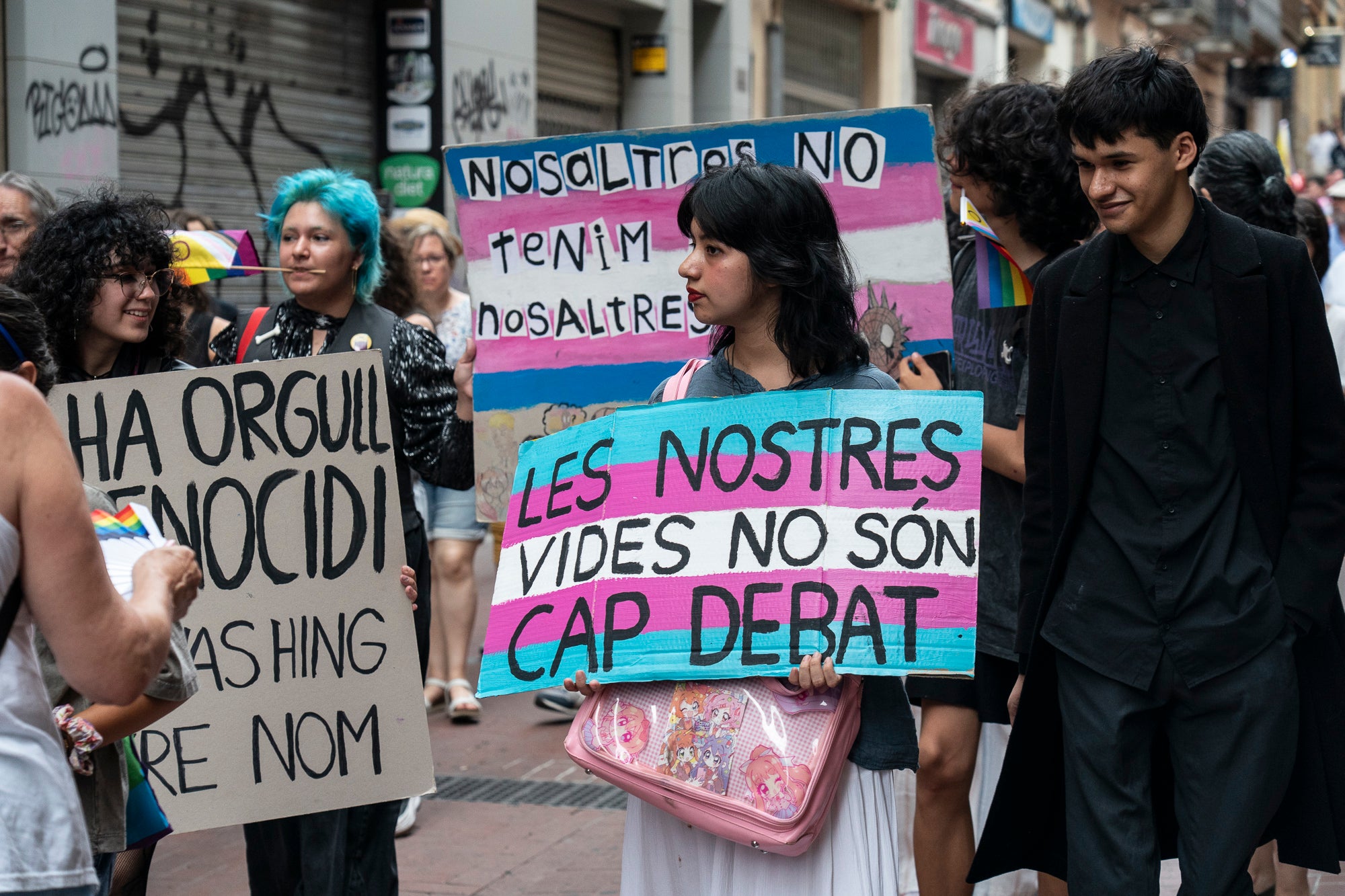 Aquest diumenge, ha tingut lloc l’Orgull Terrassenc, organitzat per l'entitat Homies Pride Terrassa en col·laboració amb la Comissió de visibilitat de la Taula del Pacte DASIG i el suport de l'Ajuntament de Terrassa. La manifestació ha recorregut diversos carrers del centre de la ciutat per reivindicar els drets, la visibilitat i la diversitat del col·lectiu LGTBIQ+ i ha finalitzat a la plaça del Vapor Ventalló, on s'ha celebrat una festa final.