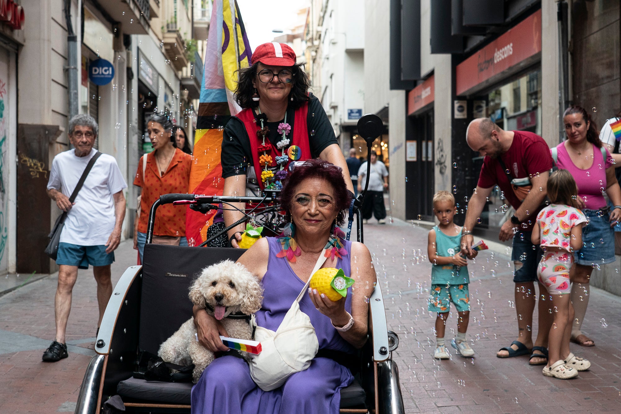 Aquest diumenge, ha tingut lloc l’Orgull Terrassenc, organitzat per l'entitat Homies Pride Terrassa en col·laboració amb la Comissió de visibilitat de la Taula del Pacte DASIG i el suport de l'Ajuntament de Terrassa. La manifestació ha recorregut diversos carrers del centre de la ciutat per reivindicar els drets, la visibilitat i la diversitat del col·lectiu LGTBIQ+ i ha finalitzat a la plaça del Vapor Ventalló, on s'ha celebrat una festa final.