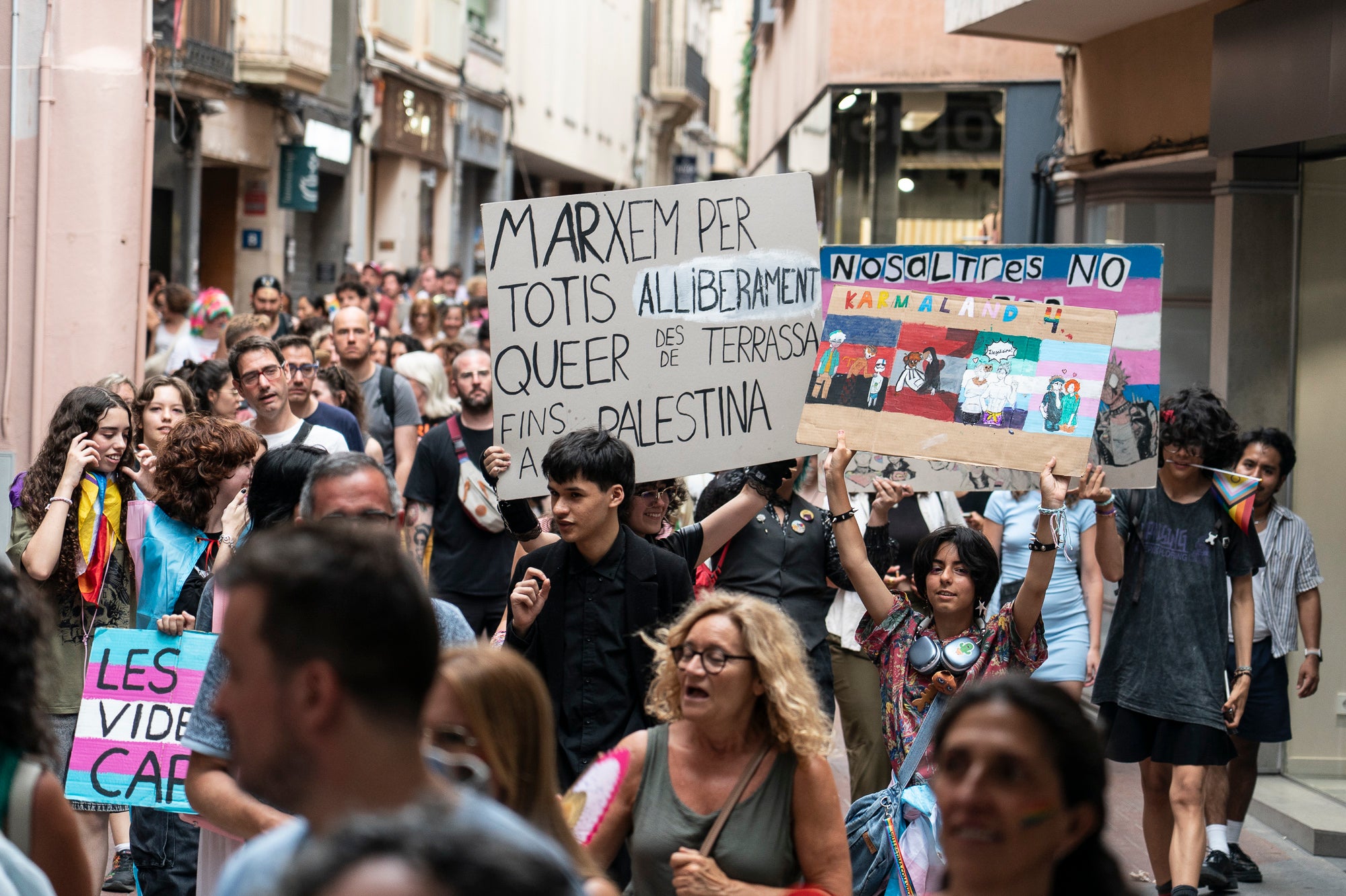 Aquest diumenge, ha tingut lloc l’Orgull Terrassenc, organitzat per l'entitat Homies Pride Terrassa en col·laboració amb la Comissió de visibilitat de la Taula del Pacte DASIG i el suport de l'Ajuntament de Terrassa. La manifestació ha recorregut diversos carrers del centre de la ciutat per reivindicar els drets, la visibilitat i la diversitat del col·lectiu LGTBIQ+ i ha finalitzat a la plaça del Vapor Ventalló, on s'ha celebrat una festa final.