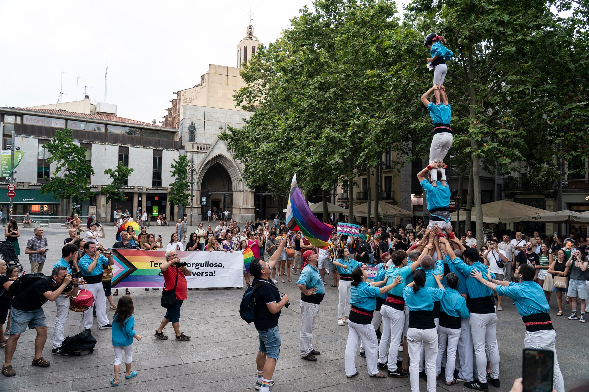 Aquest diumenge, ha tingut lloc l’Orgull Terrassenc, organitzat per l'entitat Homies Pride Terrassa en col·laboració amb la Comissió de visibilitat de la Taula del Pacte DASIG i el suport de l'Ajuntament de Terrassa. La manifestació ha recorregut diversos carrers del centre de la ciutat per reivindicar els drets, la visibilitat i la diversitat del col·lectiu LGTBIQ+ i ha finalitzat a la plaça del Vapor Ventalló, on s'ha celebrat una festa final.
