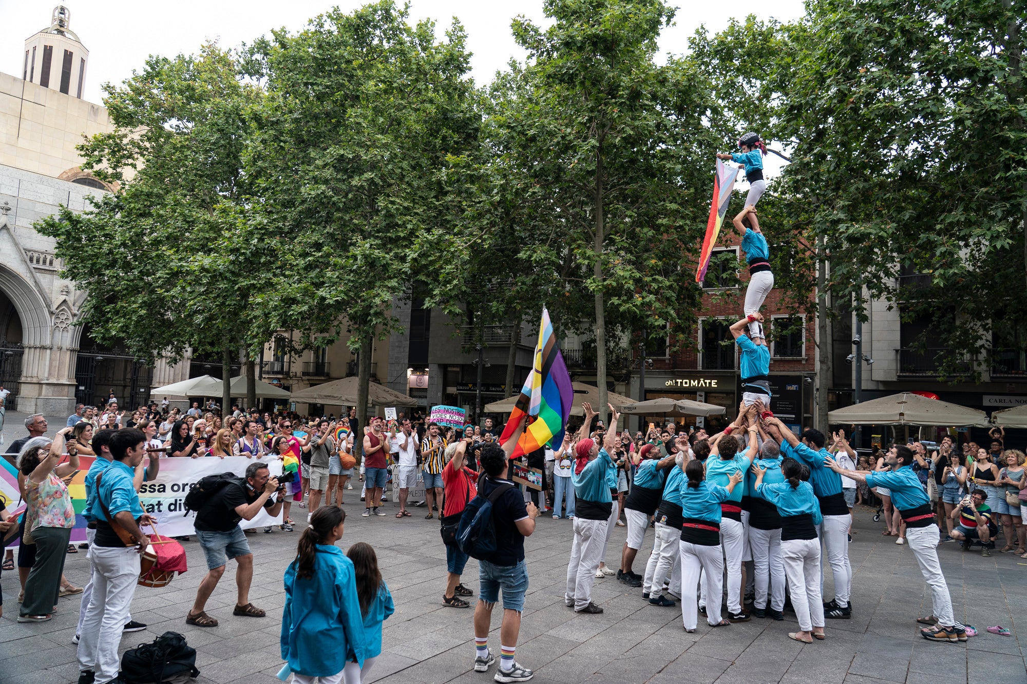 Aquest diumenge, ha tingut lloc l’Orgull Terrassenc, organitzat per l'entitat Homies Pride Terrassa en col·laboració amb la Comissió de visibilitat de la Taula del Pacte DASIG i el suport de l'Ajuntament de Terrassa. La manifestació ha recorregut diversos carrers del centre de la ciutat per reivindicar els drets, la visibilitat i la diversitat del col·lectiu LGTBIQ+ i ha finalitzat a la plaça del Vapor Ventalló, on s'ha celebrat una festa final.