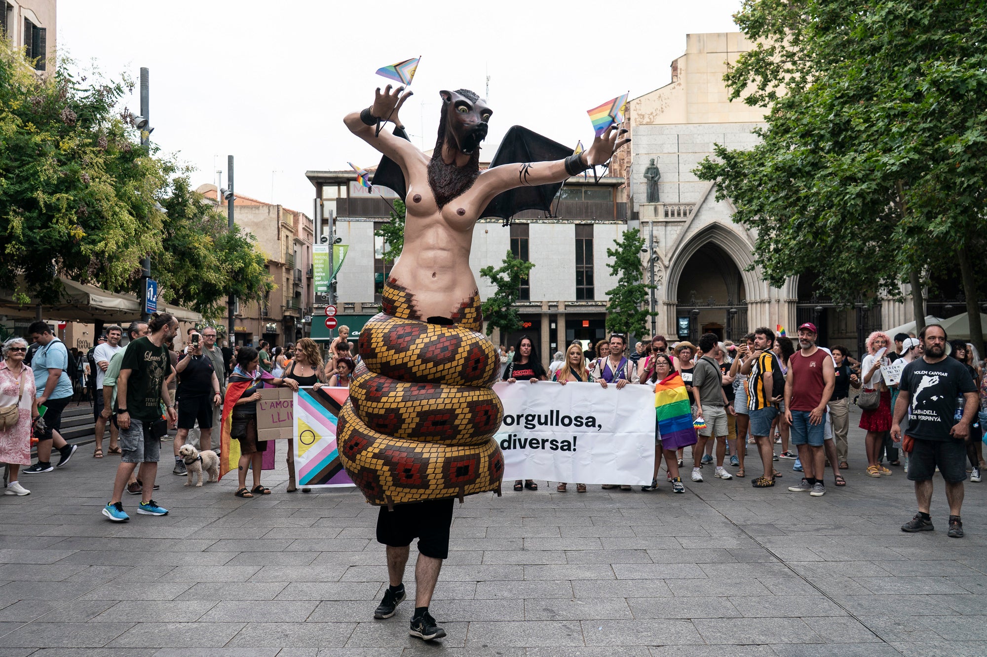 Aquest diumenge, ha tingut lloc l’Orgull Terrassenc, organitzat per l'entitat Homies Pride Terrassa en col·laboració amb la Comissió de visibilitat de la Taula del Pacte DASIG i el suport de l'Ajuntament de Terrassa. La manifestació ha recorregut diversos carrers del centre de la ciutat per reivindicar els drets, la visibilitat i la diversitat del col·lectiu LGTBIQ+ i ha finalitzat a la plaça del Vapor Ventalló, on s'ha celebrat una festa final.