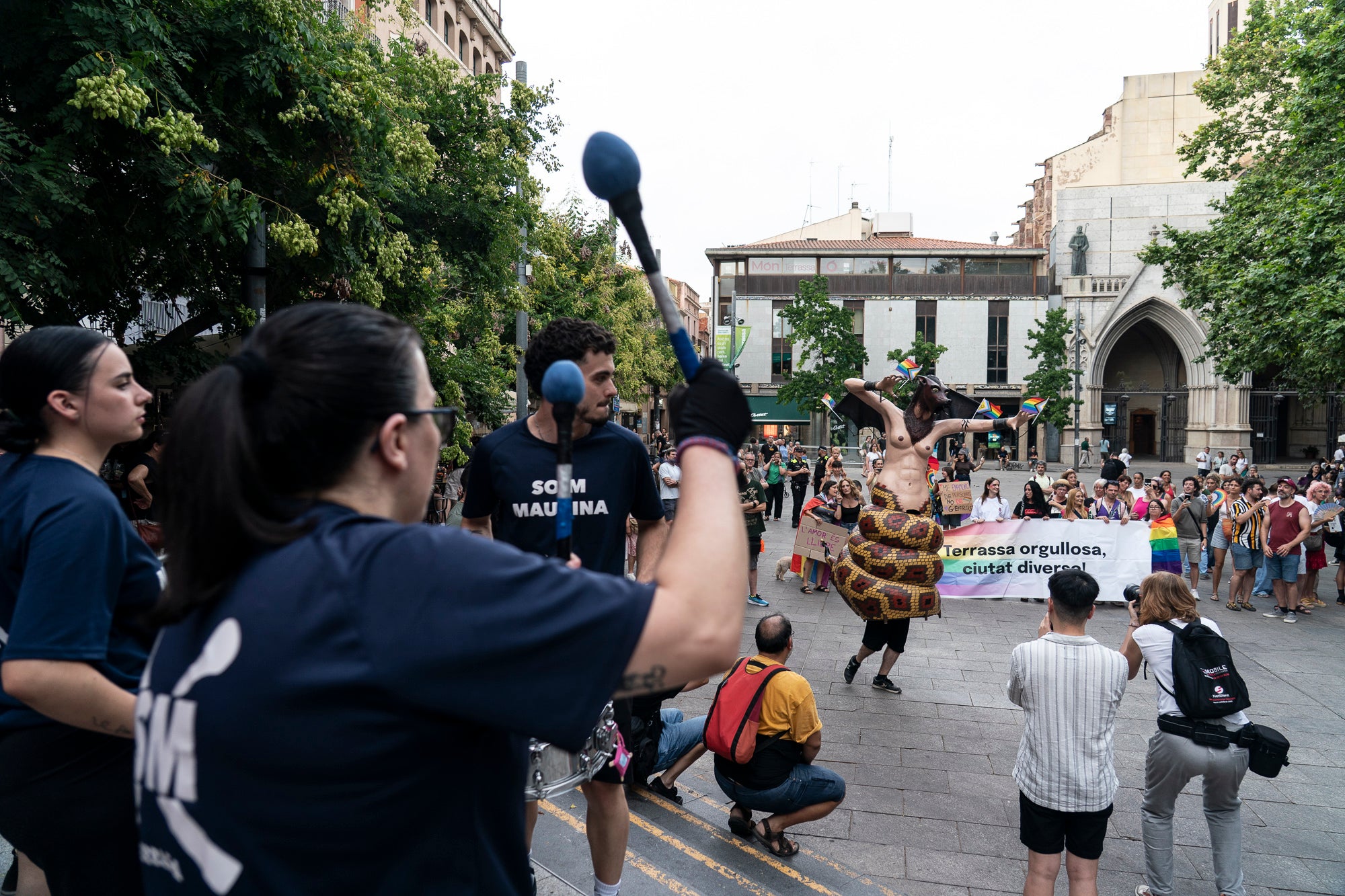 Aquest diumenge, ha tingut lloc l’Orgull Terrassenc, organitzat per l'entitat Homies Pride Terrassa en col·laboració amb la Comissió de visibilitat de la Taula del Pacte DASIG i el suport de l'Ajuntament de Terrassa. La manifestació ha recorregut diversos carrers del centre de la ciutat per reivindicar els drets, la visibilitat i la diversitat del col·lectiu LGTBIQ+ i ha finalitzat a la plaça del Vapor Ventalló, on s'ha celebrat una festa final.