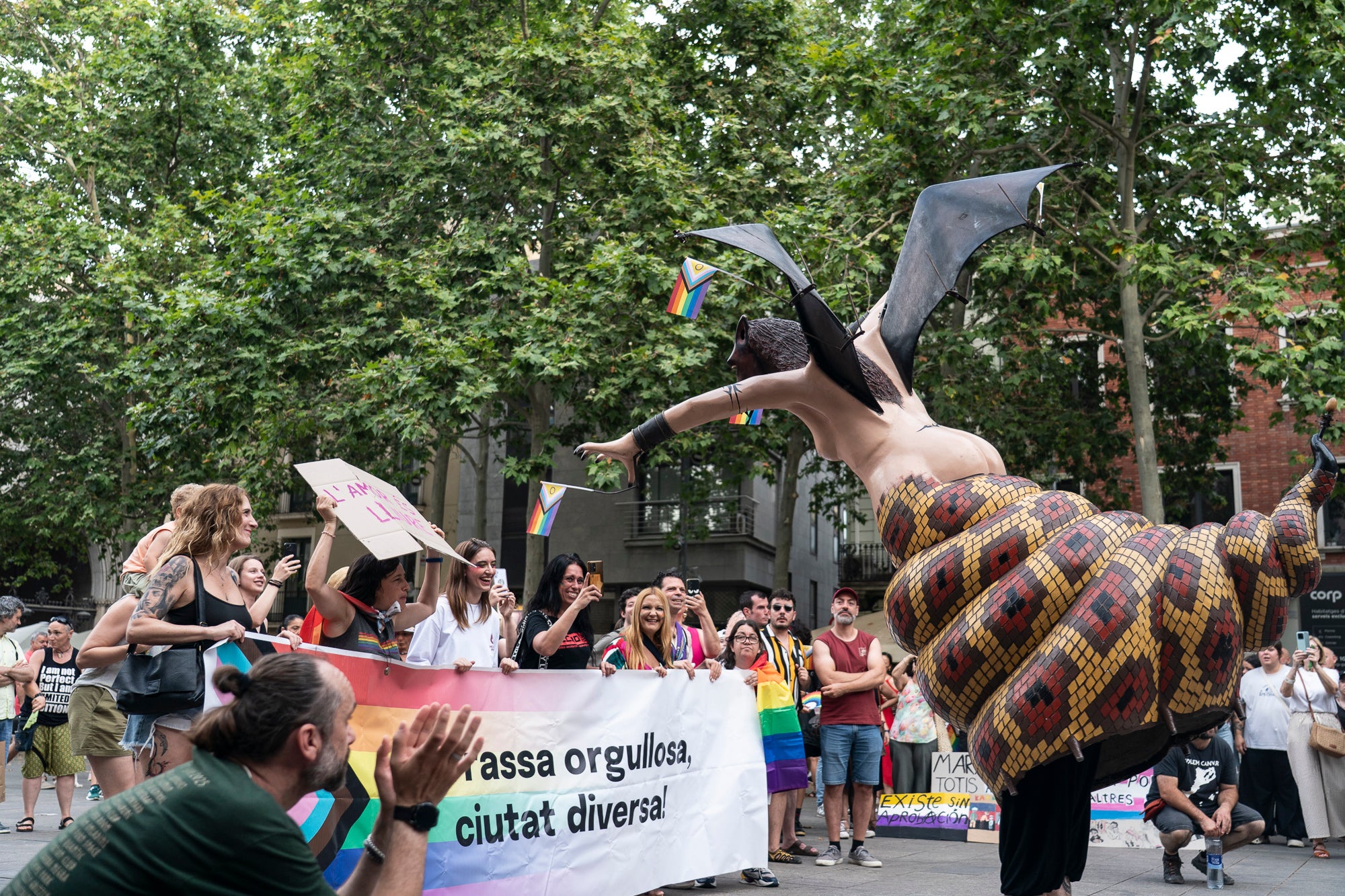 Aquest diumenge, ha tingut lloc l’Orgull Terrassenc, organitzat per l'entitat Homies Pride Terrassa en col·laboració amb la Comissió de visibilitat de la Taula del Pacte DASIG i el suport de l'Ajuntament de Terrassa. La manifestació ha recorregut diversos carrers del centre de la ciutat per reivindicar els drets, la visibilitat i la diversitat del col·lectiu LGTBIQ+ i ha finalitzat a la plaça del Vapor Ventalló, on s'ha celebrat una festa final.