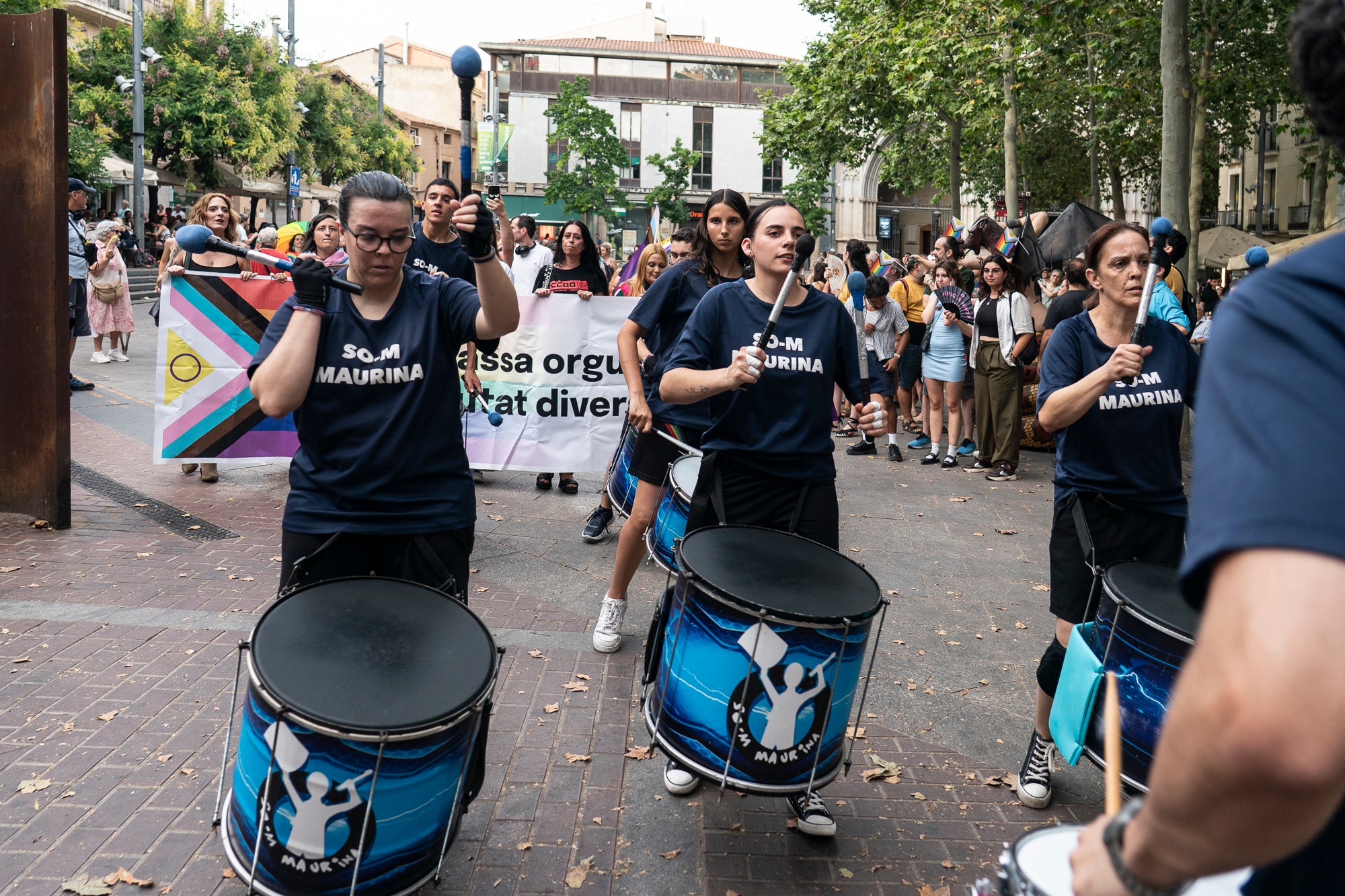 Aquest diumenge, ha tingut lloc l’Orgull Terrassenc, organitzat per l'entitat Homies Pride Terrassa en col·laboració amb la Comissió de visibilitat de la Taula del Pacte DASIG i el suport de l'Ajuntament de Terrassa. La manifestació ha recorregut diversos carrers del centre de la ciutat per reivindicar els drets, la visibilitat i la diversitat del col·lectiu LGTBIQ+ i ha finalitzat a la plaça del Vapor Ventalló, on s'ha celebrat una festa final.