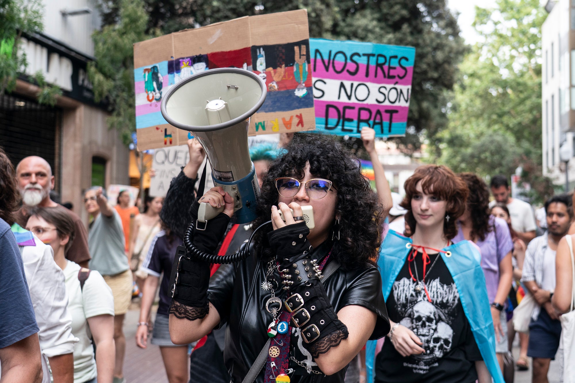 Aquest diumenge, ha tingut lloc l’Orgull Terrassenc, organitzat per l'entitat Homies Pride Terrassa en col·laboració amb la Comissió de visibilitat de la Taula del Pacte DASIG i el suport de l'Ajuntament de Terrassa. La manifestació ha recorregut diversos carrers del centre de la ciutat per reivindicar els drets, la visibilitat i la diversitat del col·lectiu LGTBIQ+ i ha finalitzat a la plaça del Vapor Ventalló, on s'ha celebrat una festa final.