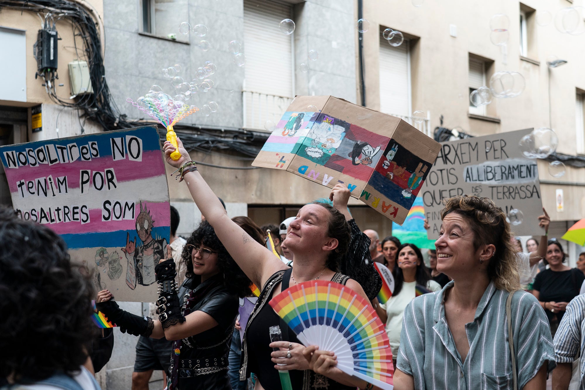 Aquest diumenge, ha tingut lloc l’Orgull Terrassenc, organitzat per l'entitat Homies Pride Terrassa en col·laboració amb la Comissió de visibilitat de la Taula del Pacte DASIG i el suport de l'Ajuntament de Terrassa. La manifestació ha recorregut diversos carrers del centre de la ciutat per reivindicar els drets, la visibilitat i la diversitat del col·lectiu LGTBIQ+ i ha finalitzat a la plaça del Vapor Ventalló, on s'ha celebrat una festa final.