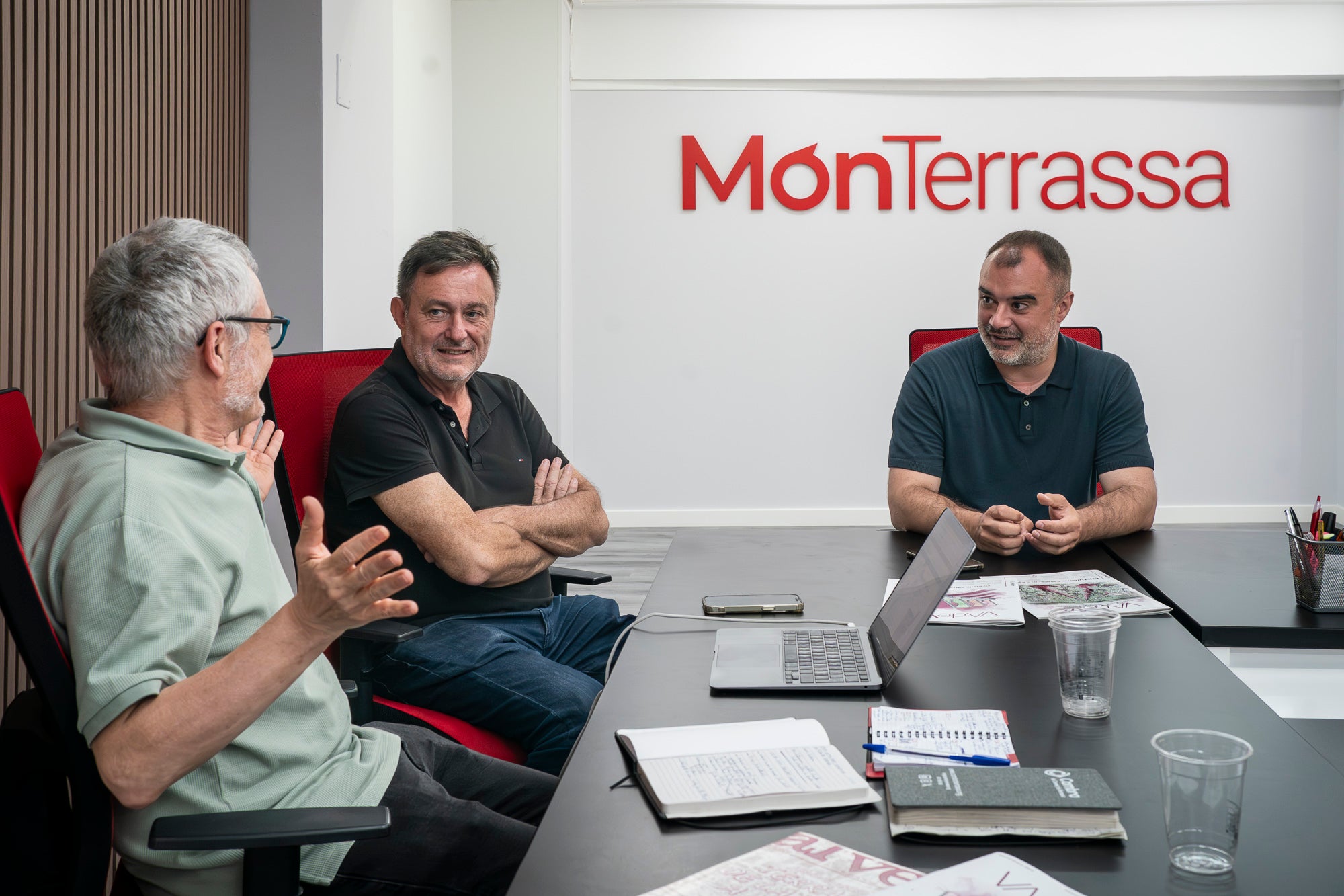 El director de 'MónTerrassa', Vicenç Batalla, i l'editor, Salvador Cot, conversen amb l'alcalde, Jordi Ballart, a la nova redacció | Mireia Comas