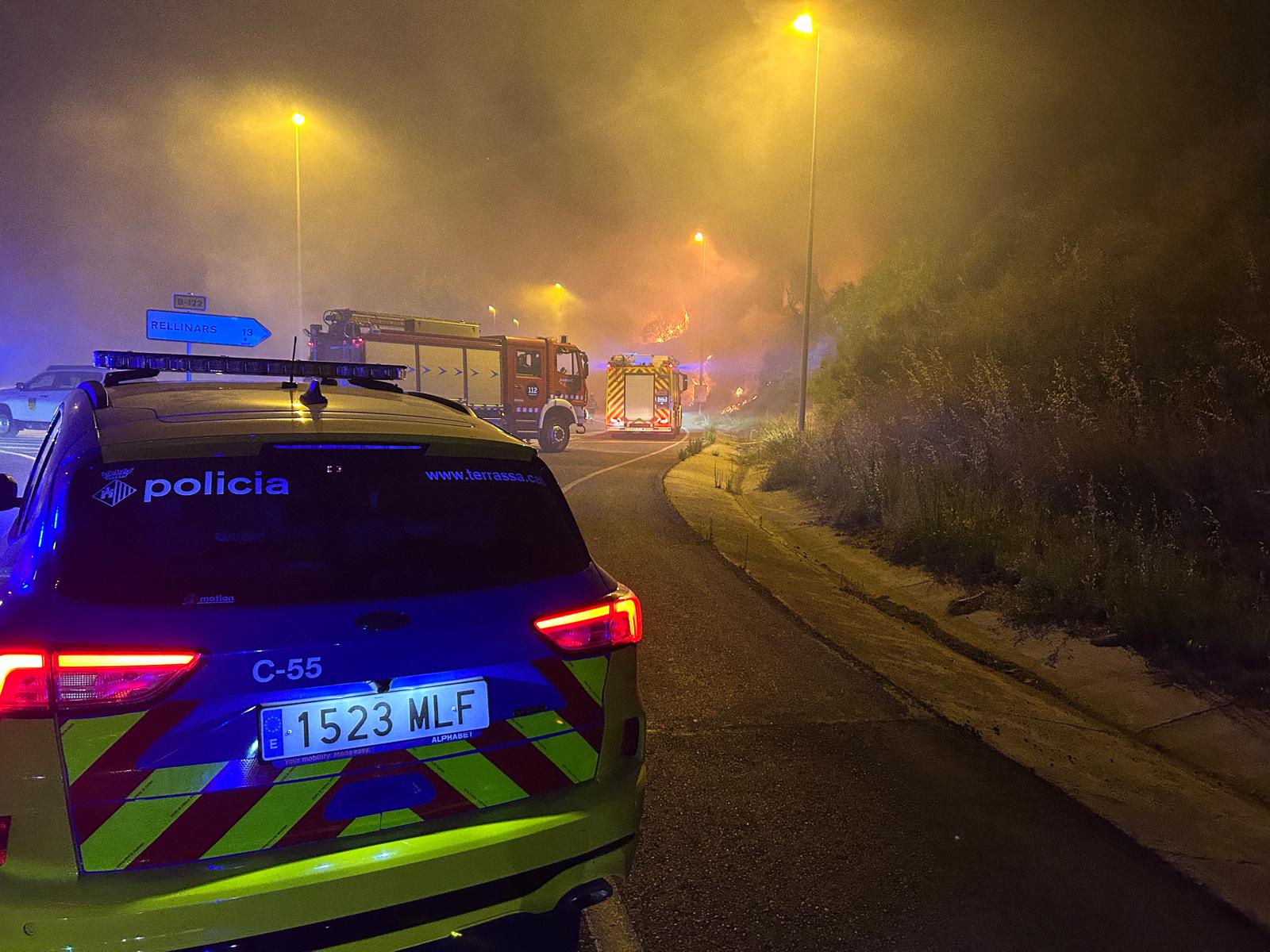 Incendi a la carretera de Rellinars durant la revetlla de Sant Joan | Cedida
