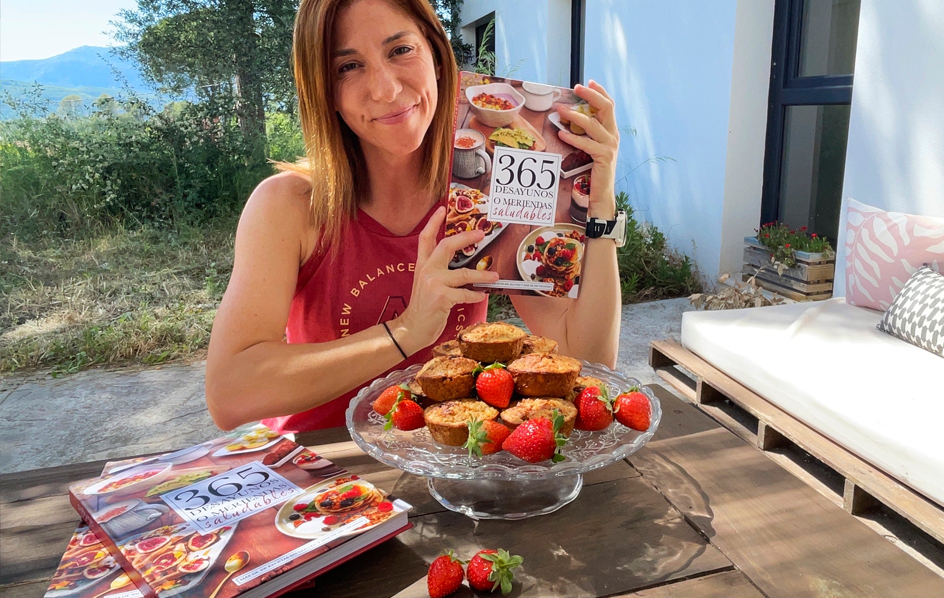 Inma Clemente amb el llibre '365 desayunos y meriendas saludables' | Cedida