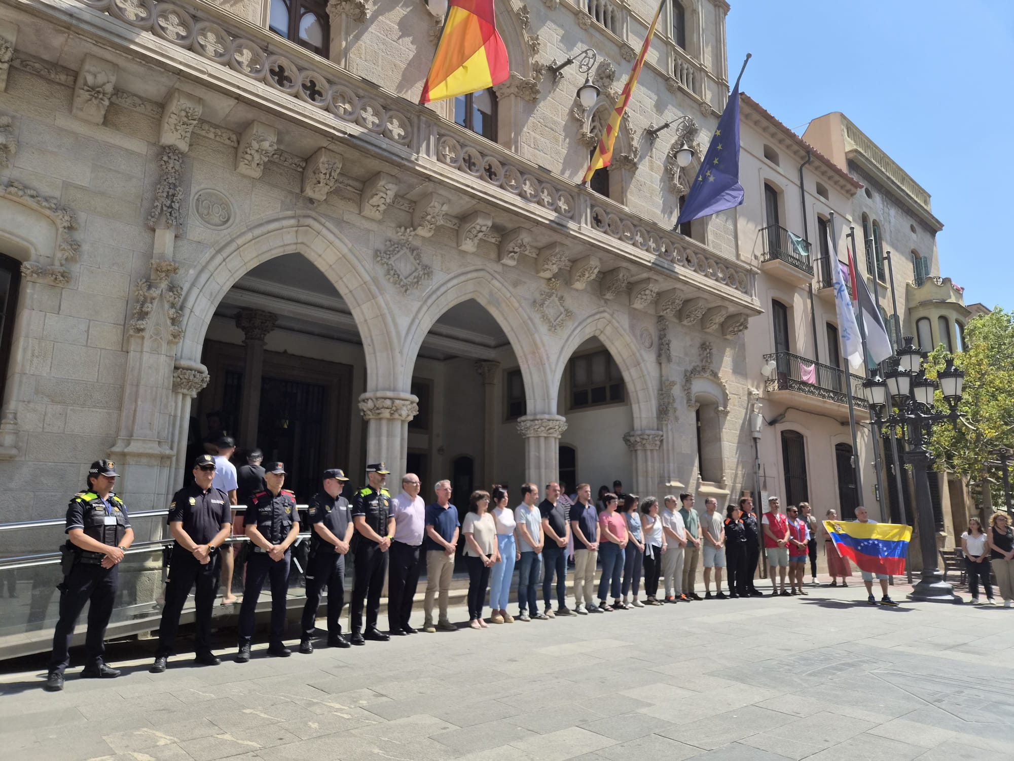 Minut de silenci davant de l'Ajuntament de Terrassa per les víctimes dels terratrèmols a Veneçuela | Lluïsa Tarrida