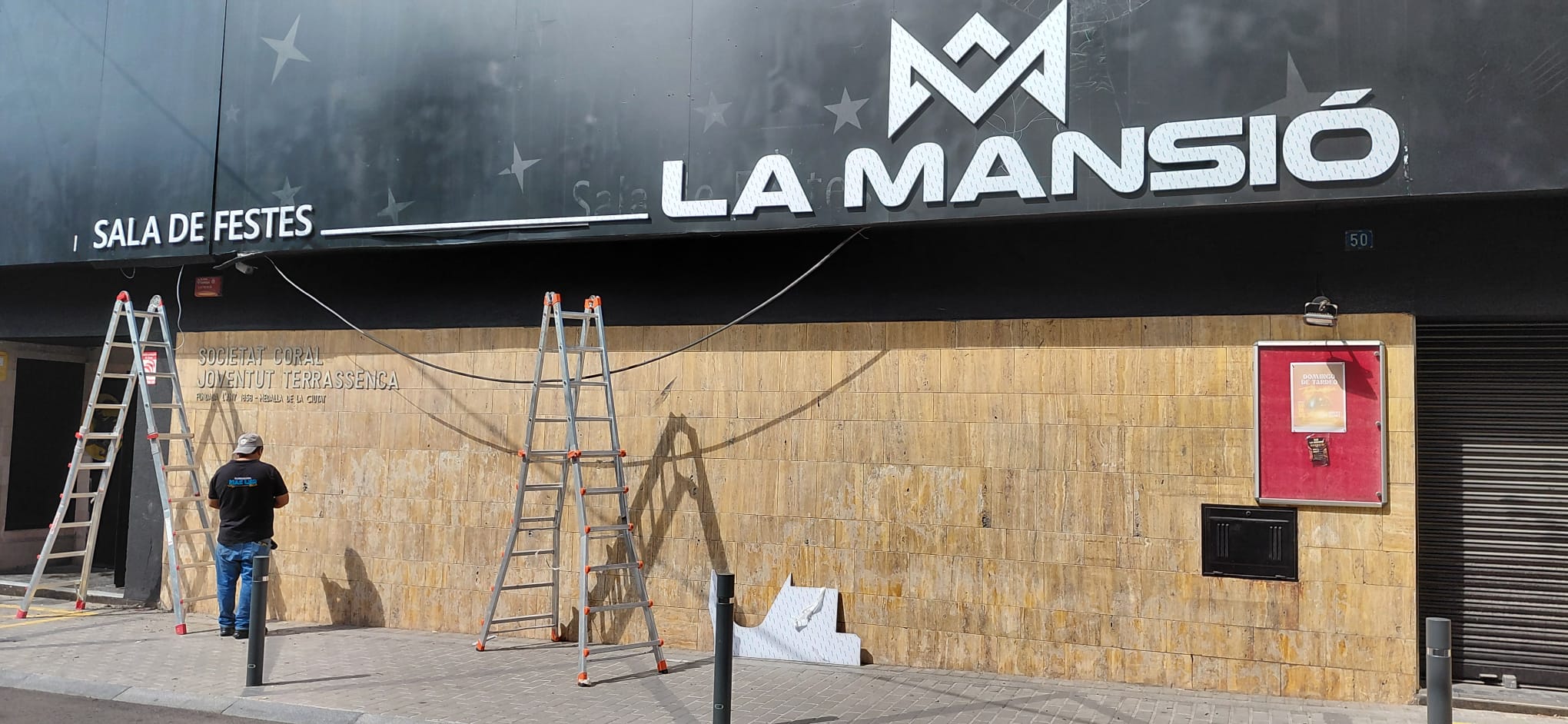 Operaris treballant aquest mateix divendres a la nova discoteca La Mansió | F.T.