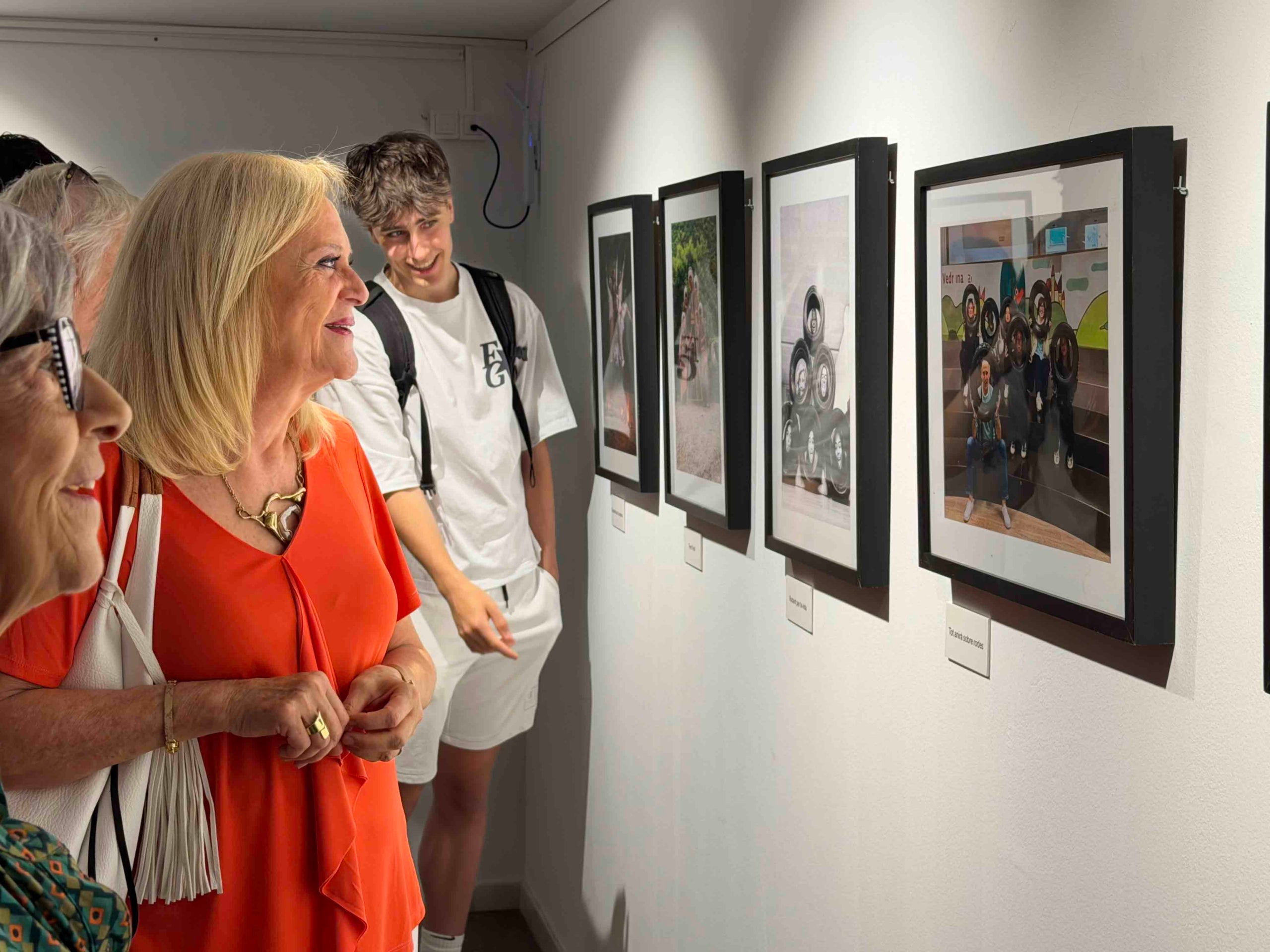 L'exposició fotogràfica 'Qui soc?' de LaFACT posa en diàleg dues generacions per combatre l’edatisme  | LaFACT