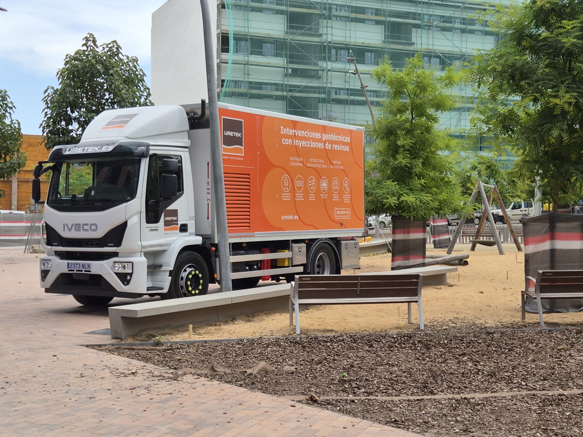 La injecció de resina és la solució que s'ha trobat per posar fi els ensorraments de la plaça del Gas | Lluïsa Tarrida