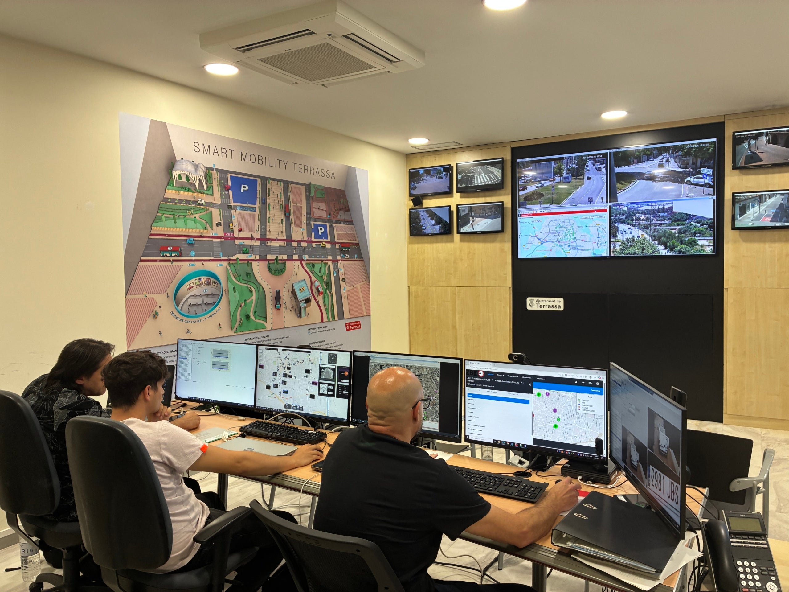 Sala de Control de Mobilitat a les dependències de la Policia Municipal de Terrassa, des d'on es segueix el trànsit de la ciutat amb les càmeres de la ZBE i de les àrees de vianants | Vicenç Batalla