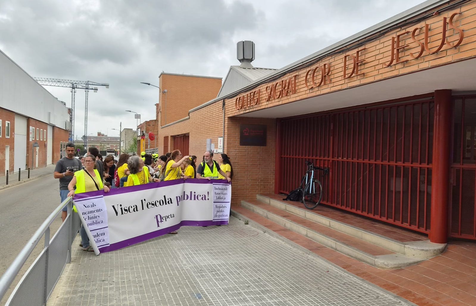 Concentració de La Pepeta a davant de l'escola Sagrat Cor de Jesús de Terrassa per rebutjar la decisió d'Educació de tancar una línia d'I3 a l'escola Roc Alabern | Oriol Manrique

