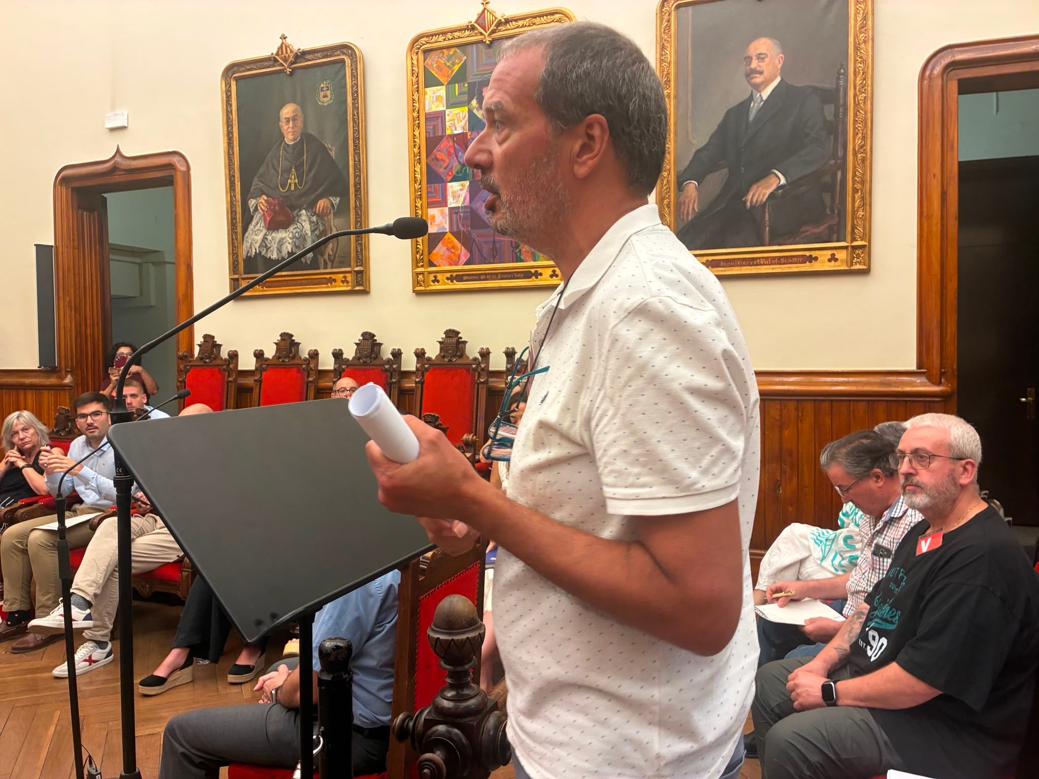Joan Borràs, membre del col·lectiu Salvem Rosa Mora, parlant i Alberto Romera, membre de la Comissió Rosa Mora, assegut | Vicenç Batalla