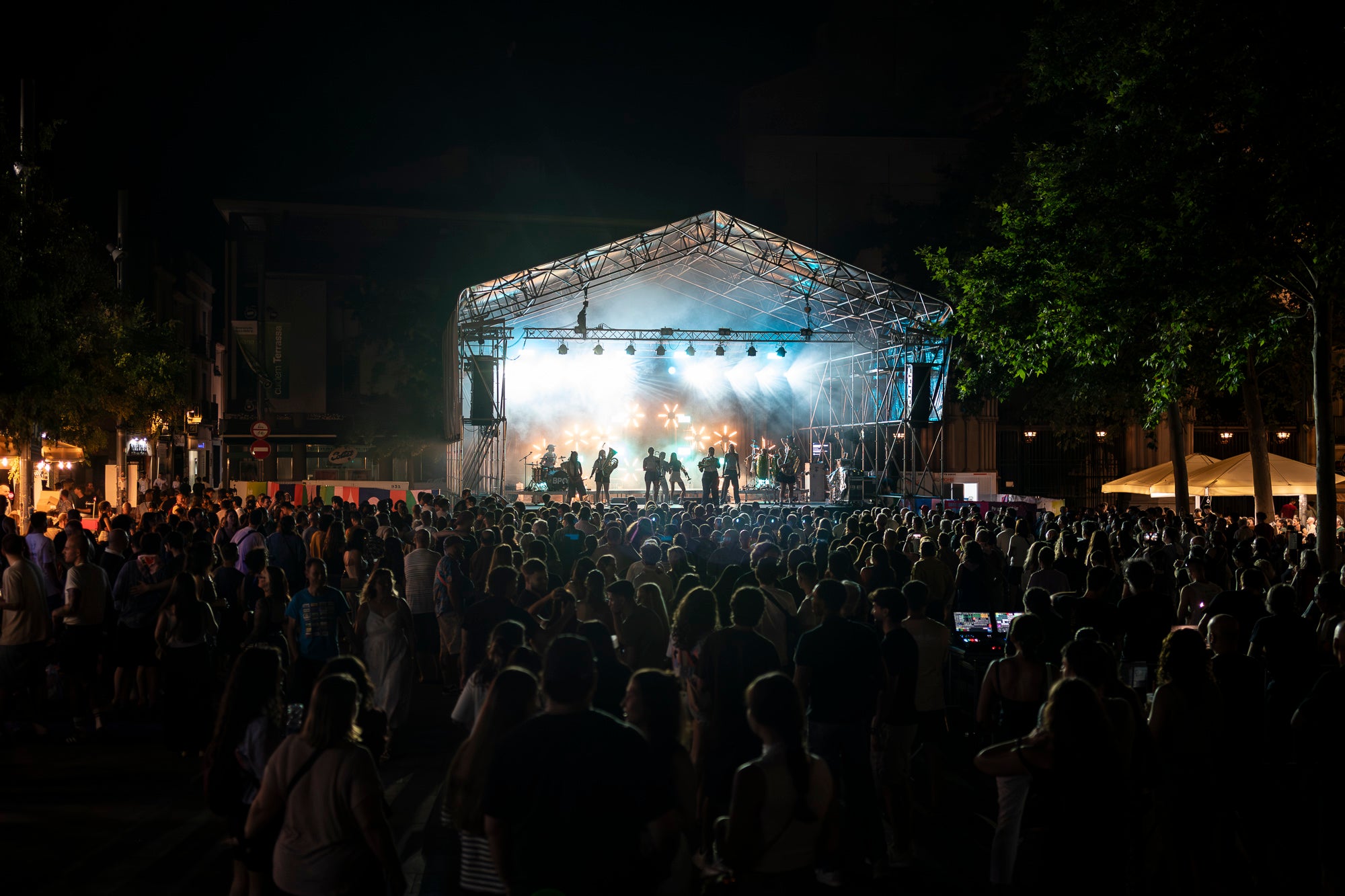 La Balkan Paradise Orchestra van ser unes de les encarregades d'obrir el programa de concerts de la Festa Major de Terrassa, fent ballar a tota la Plaça Vella. Aquesta actuació de la banda barcelonina va formar part de la gira Game Sessions Tour que estan realitzant aquest 2026 | Mireia Comas