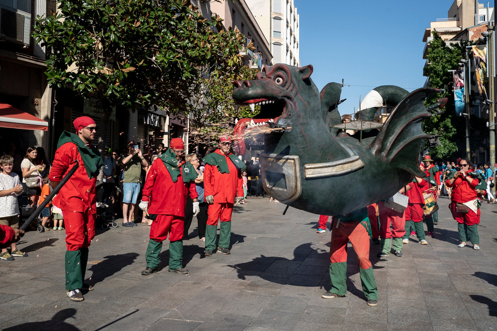 Els carrers de Terrassa han tornat a acollir la Cercavila de Festa Major, la mostra de cultura popular i tradicional catalana de la ciutat. Enguany, l'acte ha comptat amb la presència de totes les colles protocol·làries; el Drac de Terrassa, els Geganters de Terrassa, Nans i Capgrossos de Terrassa, l'Esbart Egarenc, els Bastoners de Terrassa, els Minyons de Terrassa, els Castellers de Terrassa, els Diables de Terrassa i l'Àliga de Terrassa. A més, també actuat les colles sardanistes de la ciutat, les colles geganteres, les colles de diables i les colles d'imatgeria de foc, entre d'altres entitats culturals | Mireia Comas