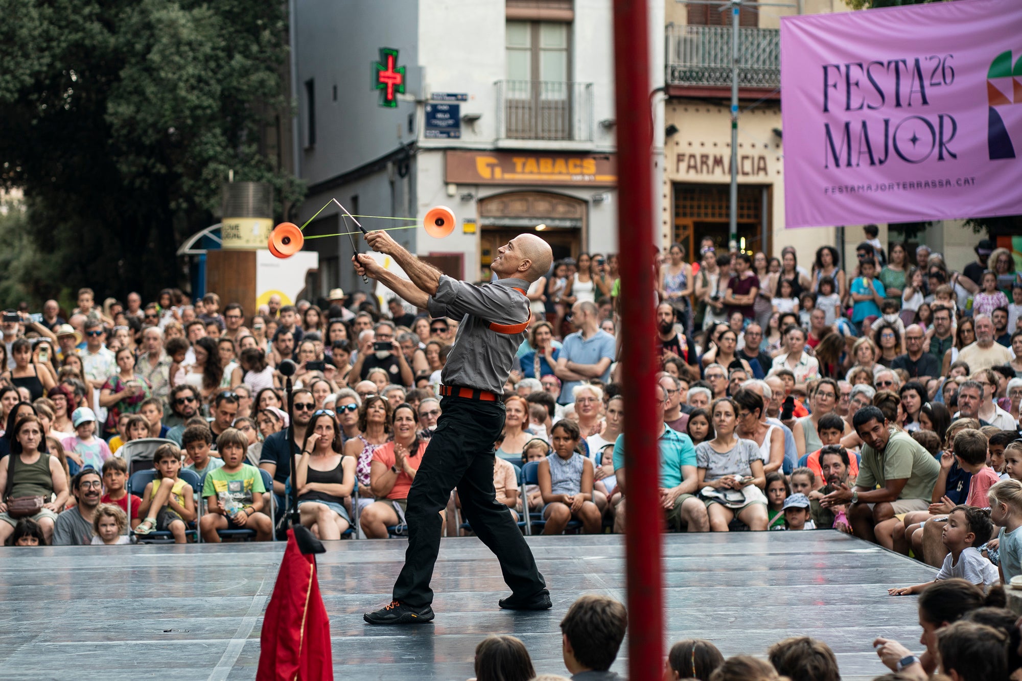 La plaça Vella ha acollit aquest dimarts la Gran Gala de Circ de Festa Major, a càrrec de l'Associació de Circ Tub d'Assaig 7.70. L'esdeveniment ha estat conduït per Alba Valldaura i Àngela Monge, amb música d’Oriol Gonzàlez i Cia. Grans i petits van quedar bocabadats amb una pila de números sorprenents: barra russa, verticals a duo, corda fluixa i patinatge.