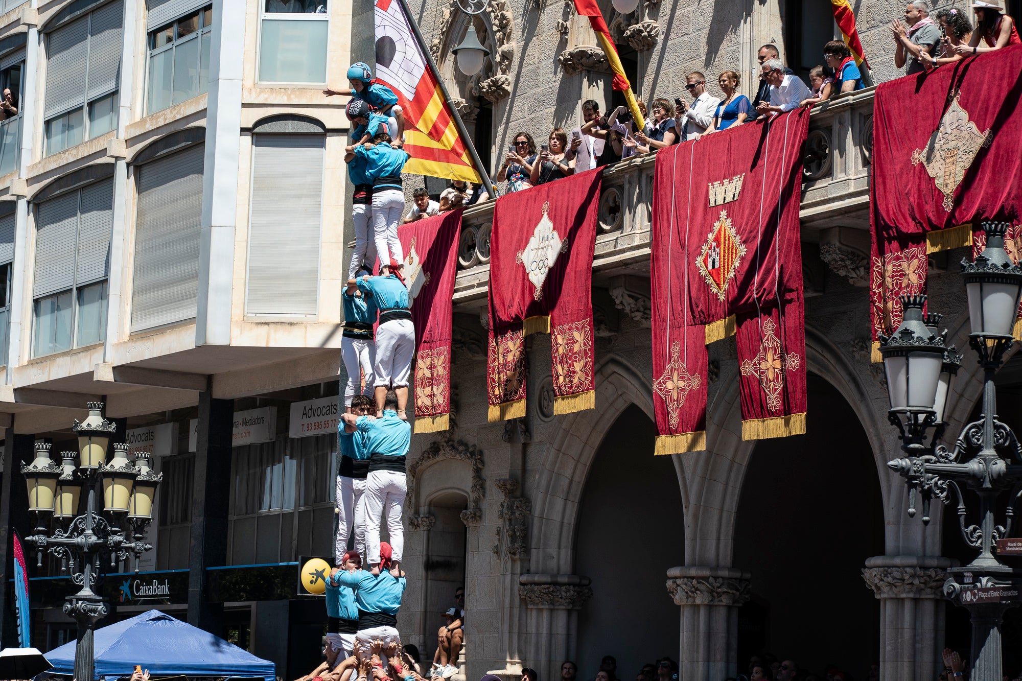 El Raval de Terrassa va acollir aquest diumenge, dia 5 de juliol, la gran actuació castellera de la Festa Major de Terrassa. Eufòria per als Minyons de Terrassa que van fer la seva millor actuació de la temporada i van estrenar fins a tres castells a plaça: el 4 de 9 amb folre, el 2 de 9 amb folre i manilles i el pilar de 7 amb folre. A més de tancar la tripleta de castells de 9 amb el 3 de 9 amb folre. Van patir més els Castellers de Terrassa que van començar molt bé amb la Torre de 7, però van patir dos intents del 4d8. Per culpa d’això, van anar sobre segur i van optar pel 7d7 i el 3d7 aixecat per sota que els van sortir rodons. Per acabar, la colla vella dels Xiquets de Valls van portar el 3d9, el 4d9f, el 4d8p i el p7f.