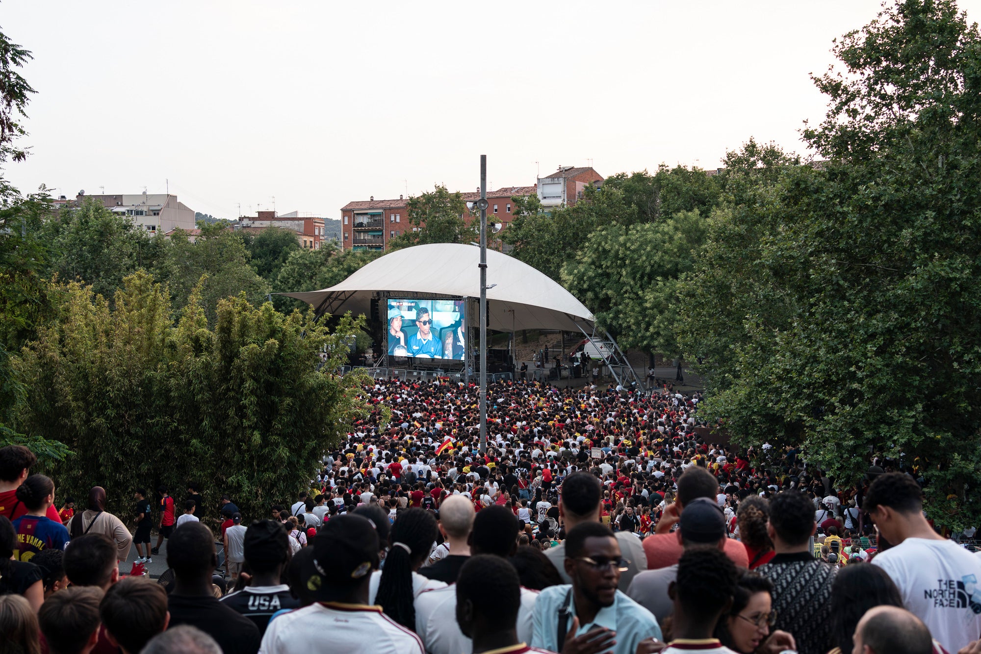 L'Espai Vela del parc de Vallparadís de Terrassa es va omplir aquest diumenge a la nit amb 8.500 aficionats per seguir en pantalla gran i animació des de l'escenari la final del Mundial de futbol a Nova York entre les seleccions d'Espanya i l'Argentina. L'emoció es va mantenir fins a la segona part de la pròrroga quan el jugador del Barça Ferran Torres va marca l'1-0 definitiu, que va donar la corona planetària a un combinat amb els terrassencs Dani Olmo i Marc Pubill. Entre els assistents també hi havia aficionats del conjunt de Messi. A causa de la calor i aquestes emocions, es van haver d'efectuar algunes evacuacions de seguidors | Mireia Comas