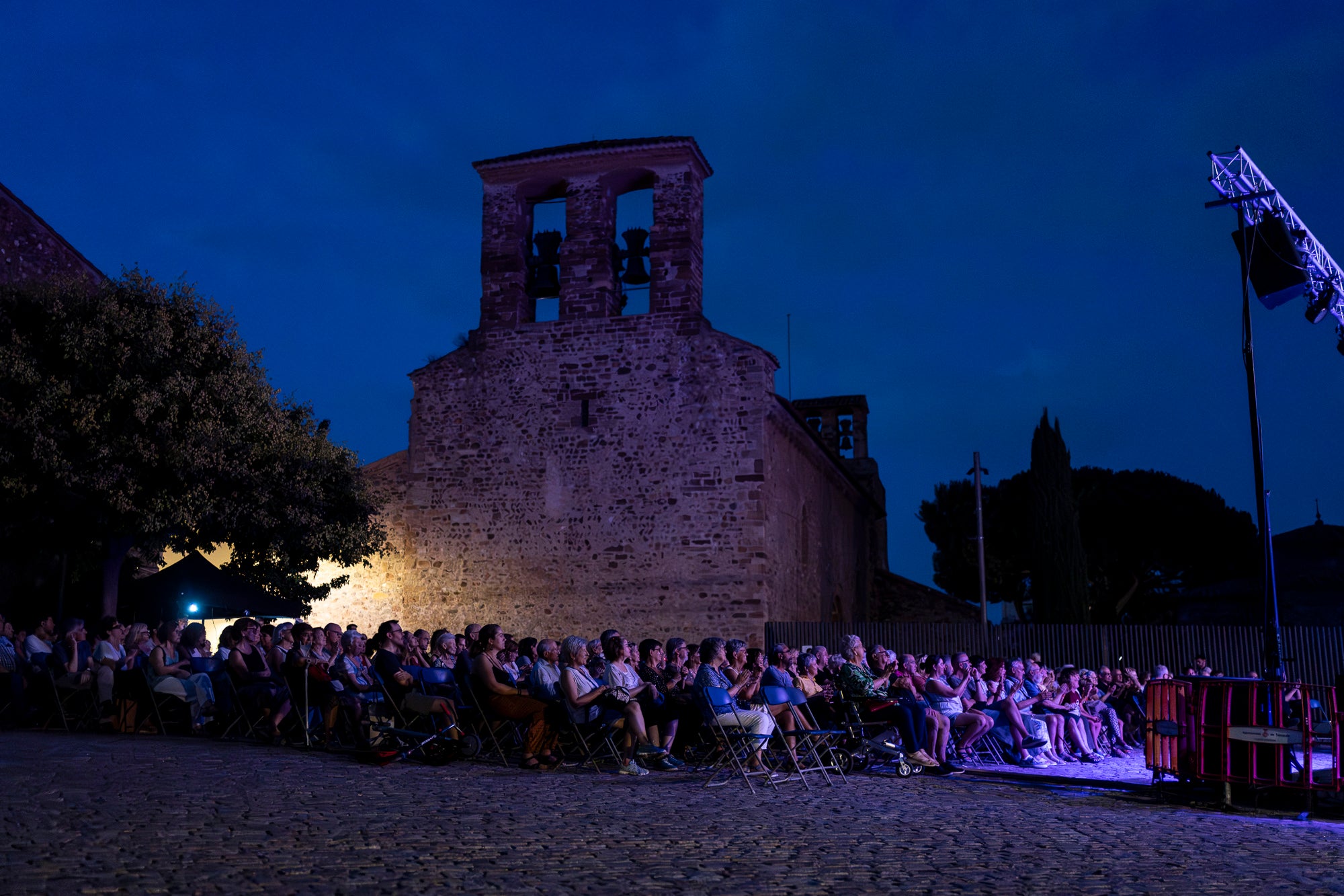 Gemma Humet ha estat l’encarregada del gran concert de dimarts de la Festa Major. Una de les artistes més destacades de l’àmbit de la cançó d’autor i també per la seva habilitat amb el piano ha mostrat el seu talent en un escenari incomparable, la plaça del Rector Homs, amb la Seu d’Ègara de fons. Ha estat un concert delicat i profund, on la interpretació esdevé refugi i la proximitat amb el públic converteix cada cançó en una experiència compartida.