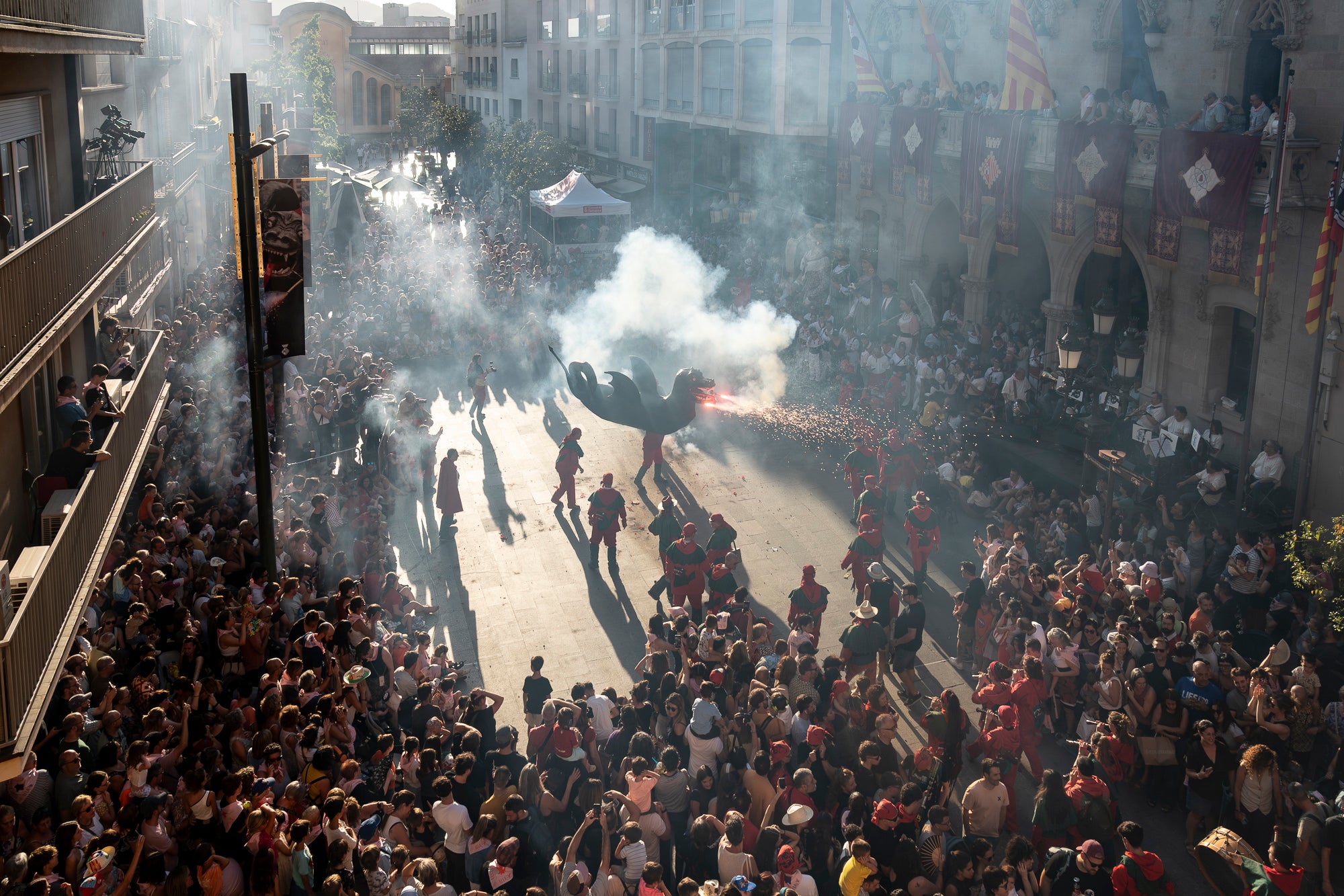 La Festa Major de Terrassa 2026 ja és aquí. Ahir, divendres dia 3 de juliol, a les 20 hores van repicar les campanes de tota la ciutat i va entrar al Raval de Montserrat el Drac de Terrassa, donant el tret de sortida de la Festa Major d'enguany. Tot seguit, es va procedir a la lectura del pregó de Festa Major a càrrec de Montse Alcaraz, presidenta de la Colla del Bitxo del Torrent Mitger. Després de la lectura del pregó, l'alcalde va fer l'obertura oficial de la Festa i algunes de les colles protocol·làries de la ciutat van fer una mostra de danses tradicionals i emblemàtiques. Posteriorment, es va donar a conèixer el Capgròs de l'Any, que enguany ha recaigut en Mercè Gómez, una de les fundadores del Casal de la Dona de Terrassa | Mireia Comas