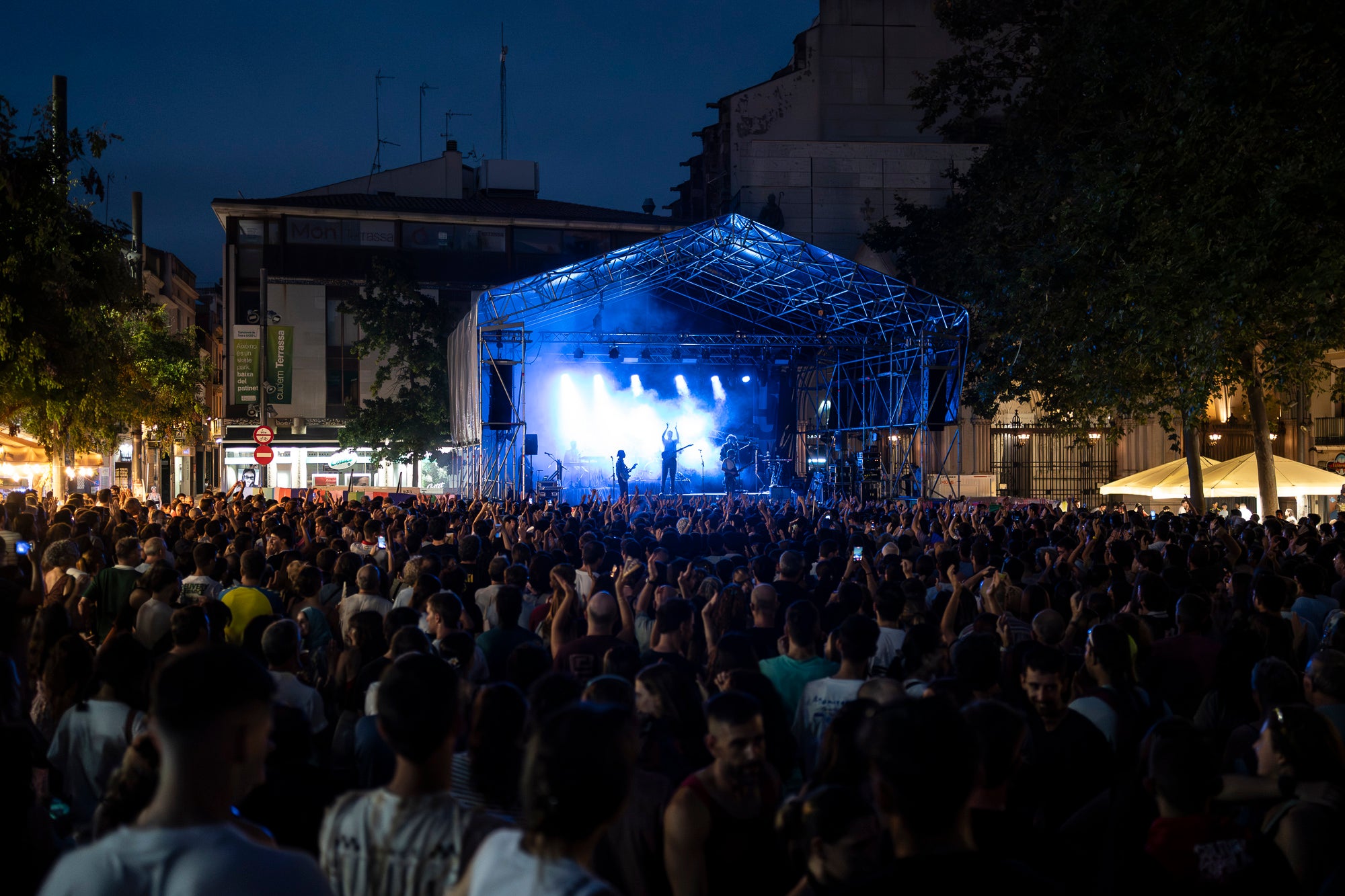 La plaça Vella s’ha rendit a la Ludwig Band en aquesta nit de dilluns de Festa Major. La banda formada per Gabriel Bosch, Quim Carandell, Roger Cassola, Pau Esteve, Andreu Galofré i Lluc Valverde ha presentat el seu darrer disc, “Pel barri es comenta”, i ho ha fet en plena forma. Amb una ambientació més urbana, però mantenint les lletres sofisticades i plenes d’ironia, el grup ha mostrat un so més madur i envolvent. La Ludwig també ha aprofitat per recordar els seus grans temes, i el públic s’ho ha passat d’allò més bé. 