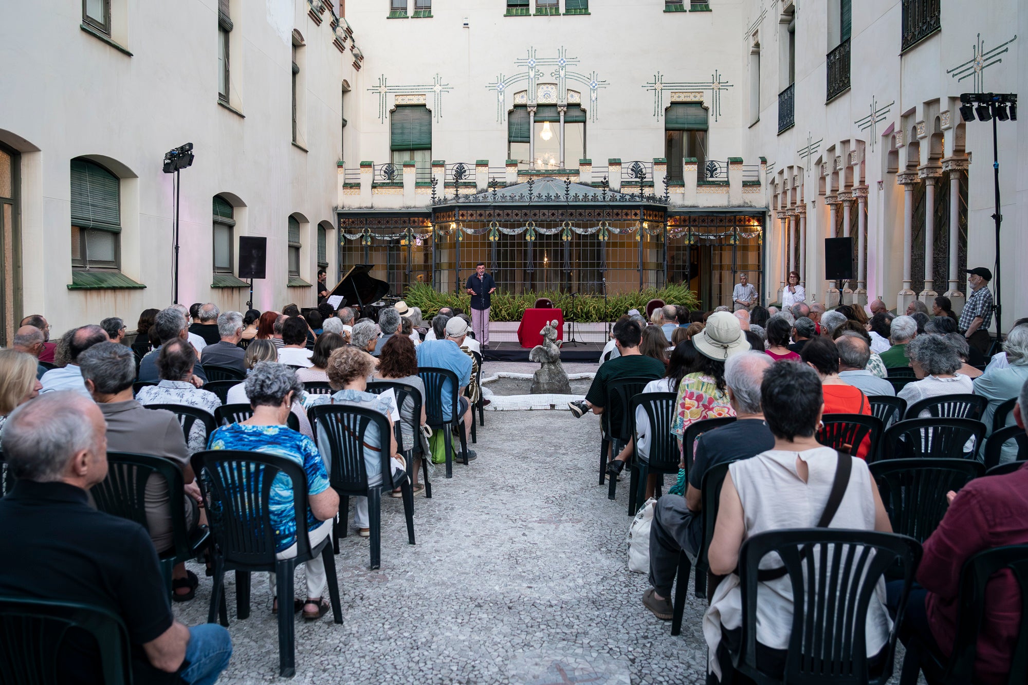 Terrassa va acollir ahir divendres, 3 de juliol, la Nit de la Poesia als Jardins de la Casa Alegre de Sagrera, un dels esdeveniments culturals més destacats de la programació Festa Major de Terrassa. Enguany, la jornada va tractar d'un recital basat en les traduccions de Stefan Zweig i Joan Vinyoli i va comptar amb les interpretacions de Rosa Cadafalch, Marissa Josa i Joan Grimalt al piano | Mireia Comas