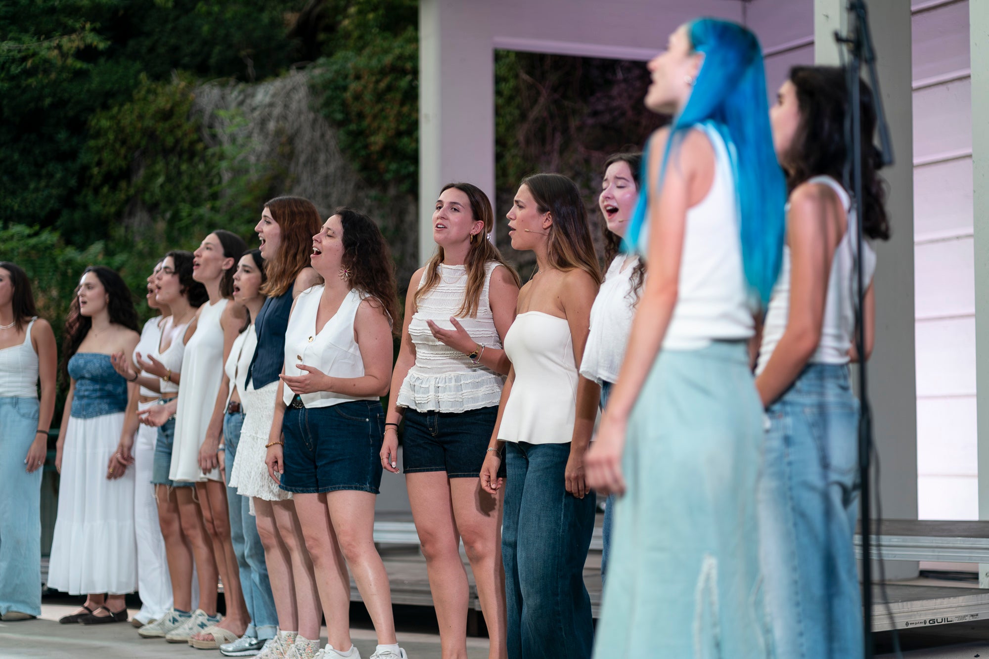 Aquest dissabte de Festa Major, l’amfiteatre del Parc de Sant Jordi ha acollit un concert molt especial. La coral Ohana ha portat el seu darrer espectacle, creat especialment per celebrar el seu 10è aniversari. La formació ha commemorat una dècada de música, amistat i creació col·lectiva amb una actuació que ha consistit en les cançons que han marcat la seva trajectòria. El concert del 10è aniversari proposa un recorregut per les peces que millor representen la història d’Ohana i ha inclòs, com sempre, alguna sorpresa. I és que segons han explicat les seves integrants, es tracta de l’espectacle que millor resumeix l’essència del projecte: una combinació de música, emoció, amistat i treball que ha definit la coral durant aquests deu anys