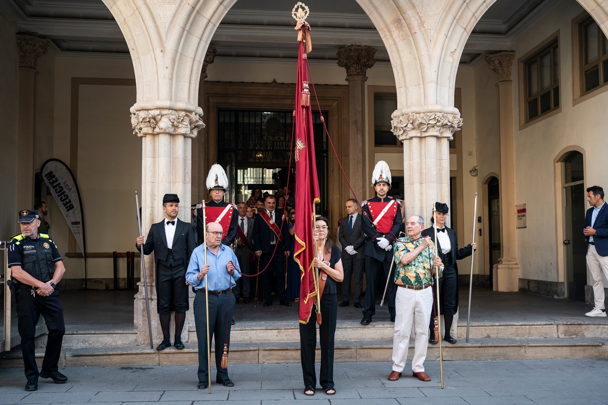 El Ball de Plaça 2026 tenia l'expectativa que ja s'ha fet amb els Protocols de la Festa Major de Terrassa actualitzats i estableix que són els grups de cultura popular els qui decideixen amb quins regidors ballen i amb quins no. El ritual ha començat aquest diumenge al matí partint el seguici de l'Ajuntament per anar cap a la missa de la catedral del Sant Esperit i sortint en acabar de l'ofici per a participar a la plaça Vella dels balls de l'Esbart Egarenc, els Nans amb els seus capgrossos, els Bastoners, el Drac, els Gegants i l'Àliga de Terrassa. Dels 27 regidors presents, tres s'han quedat sense parella però l'acte ha estat més serè que el de l'any passat | Mireia Comas