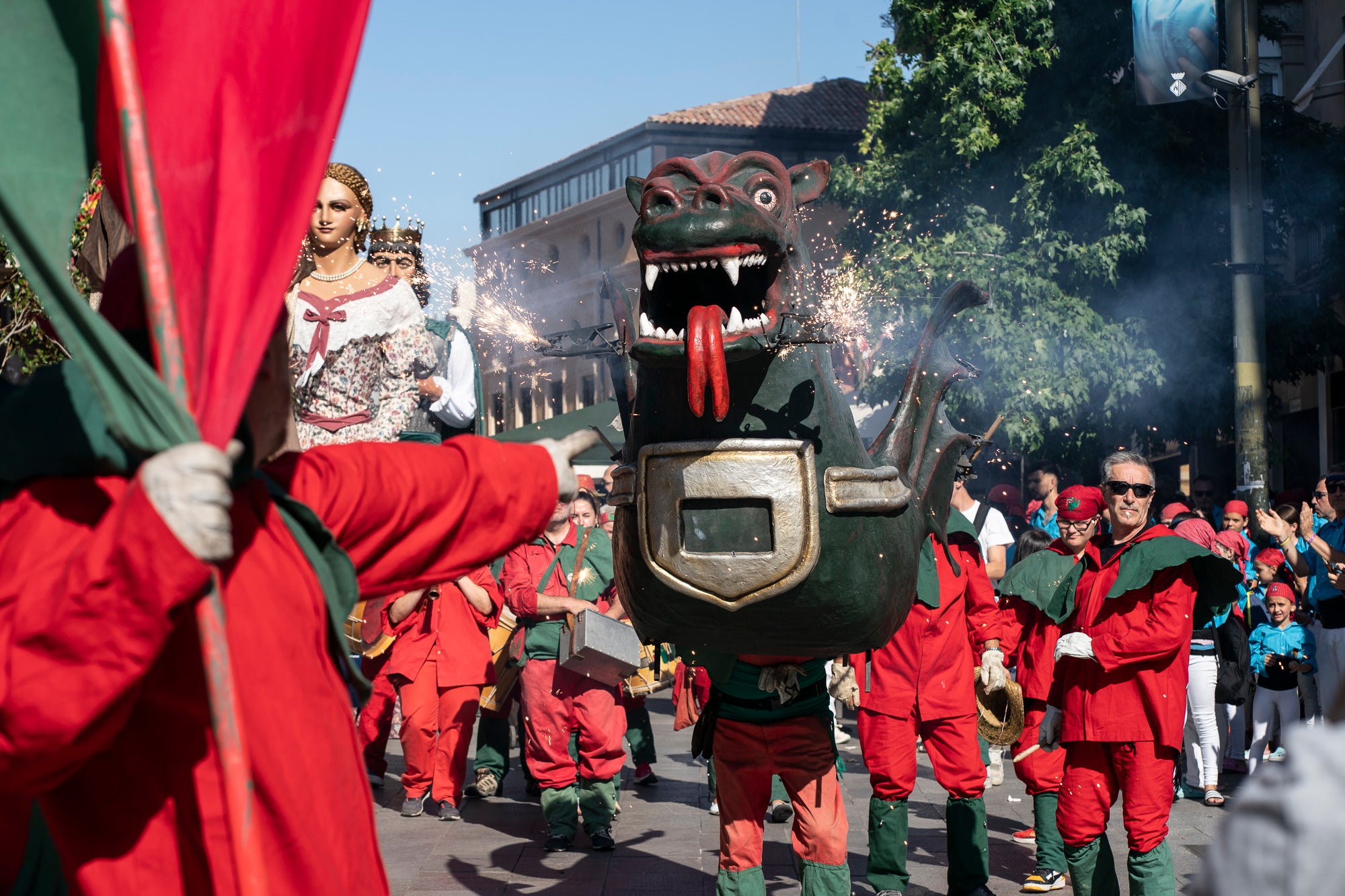 Els carrers de Terrassa han tornat a acollir la Cercavila de Festa Major, la mostra de cultura popular i tradicional catalana de la ciutat. Enguany, l'acte ha comptat amb la presència de totes les colles protocol·làries; el Drac de Terrassa, els Geganters de Terrassa, Nans i Capgrossos de Terrassa, l'Esbart Egarenc, els Bastoners de Terrassa, els Minyons de Terrassa, els Castellers de Terrassa, els Diables de Terrassa i l'Àliga de Terrassa. A més, també actuat les colles sardanistes de la ciutat, les colles geganteres, les colles de diables i les colles d'imatgeria de foc, entre d'altres entitats culturals | Mireia Comas