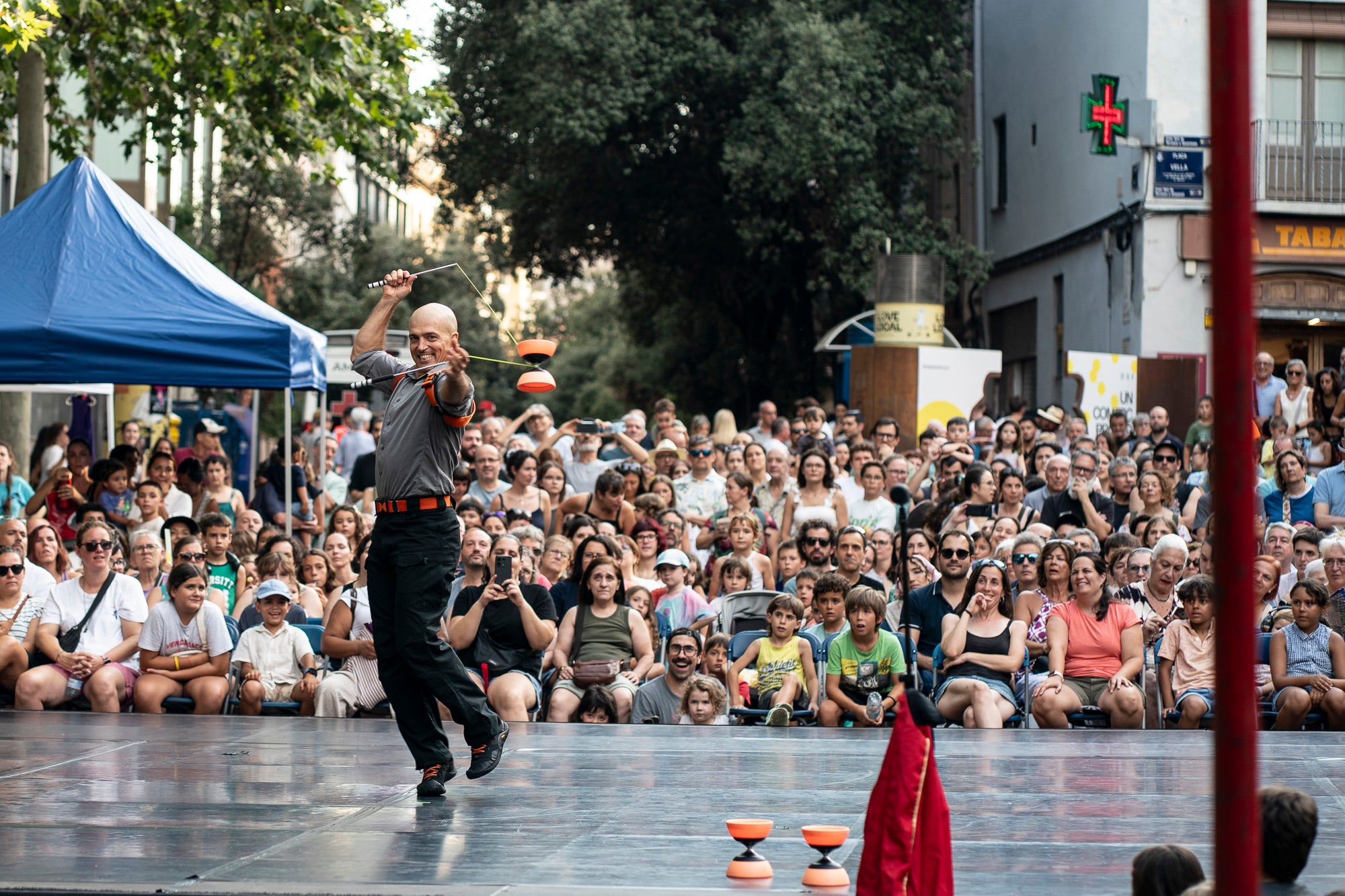 La plaça Vella ha acollit aquest dimarts la Gran Gala de Circ de Festa Major, a càrrec de l'Associació de Circ Tub d'Assaig 7.70. L'esdeveniment ha estat conduït per Alba Valldaura i Àngela Monge, amb música d’Oriol Gonzàlez i Cia. Grans i petits van quedar bocabadats amb una pila de números sorprenents: barra russa, verticals a duo, corda fluixa i patinatge.