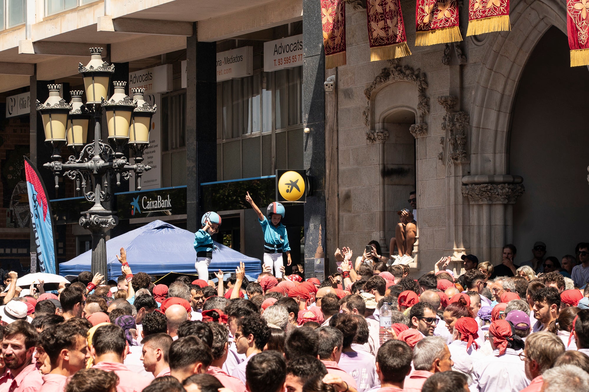 El Raval de Terrassa va acollir aquest diumenge, dia 5 de juliol, la gran actuació castellera de la Festa Major de Terrassa. Eufòria per als Minyons de Terrassa que van fer la seva millor actuació de la temporada i van estrenar fins a tres castells a plaça: el 4 de 9 amb folre, el 2 de 9 amb folre i manilles i el pilar de 7 amb folre. A més de tancar la tripleta de castells de 9 amb el 3 de 9 amb folre. Van patir més els Castellers de Terrassa que van començar molt bé amb la Torre de 7, però van patir dos intents del 4d8. Per culpa d’això, van anar sobre segur i van optar pel 7d7 i el 3d7 aixecat per sota que els van sortir rodons. Per acabar, la colla vella dels Xiquets de Valls van portar el 3d9, el 4d9f, el 4d8p i el p7f.