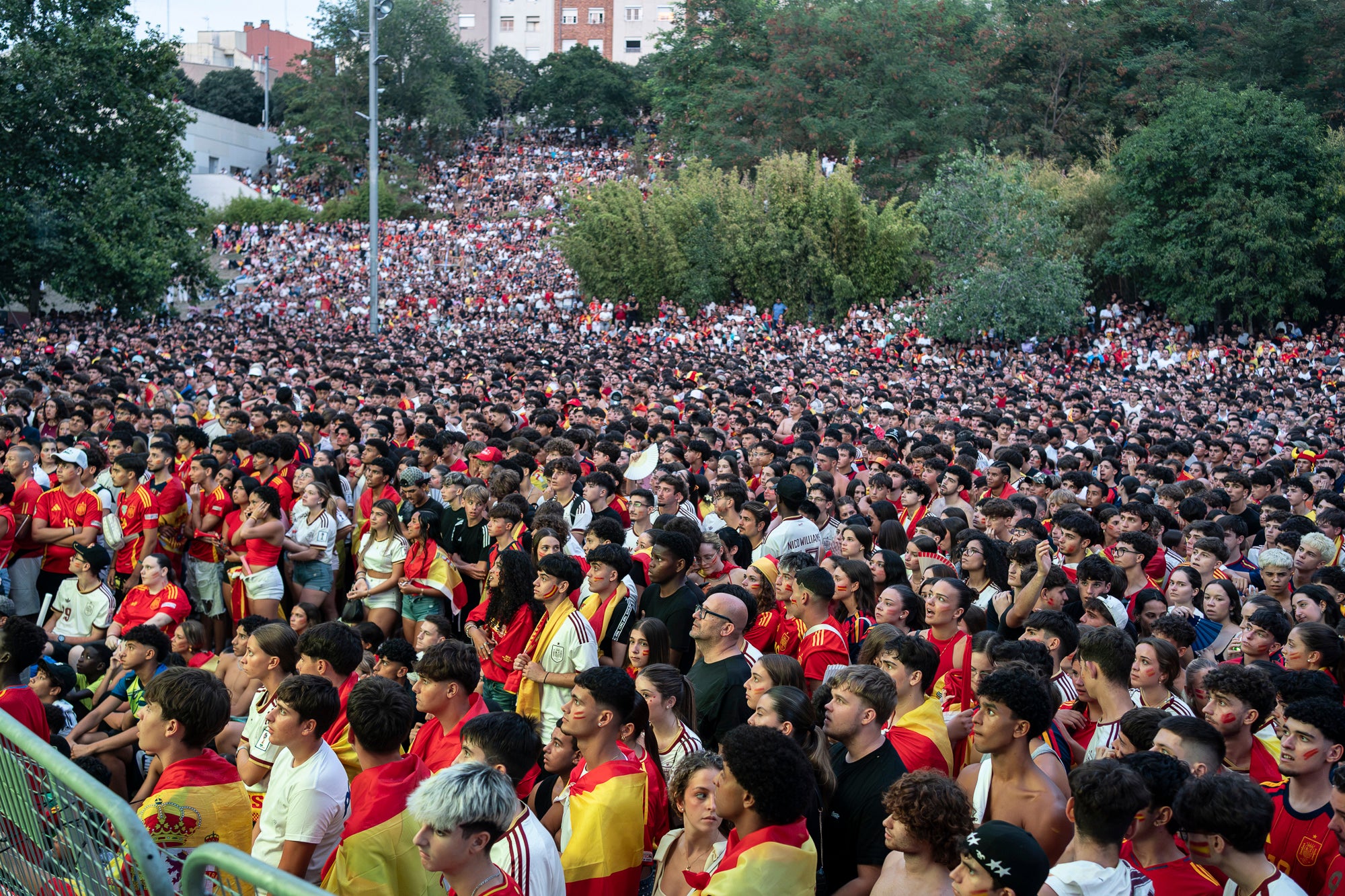 L'Espai Vela del parc de Vallparadís de Terrassa es va omplir aquest diumenge a la nit amb 8.500 aficionats per seguir en pantalla gran i animació des de l'escenari la final del Mundial de futbol a Nova York entre les seleccions d'Espanya i l'Argentina. L'emoció es va mantenir fins a la segona part de la pròrroga quan el jugador del Barça Ferran Torres va marca l'1-0 definitiu, que va donar la corona planetària a un combinat amb els terrassencs Dani Olmo i Marc Pubill. Entre els assistents també hi havia aficionats del conjunt de Messi. A causa de la calor i aquestes emocions, es van haver d'efectuar algunes evacuacions de seguidors | Mireia Comas