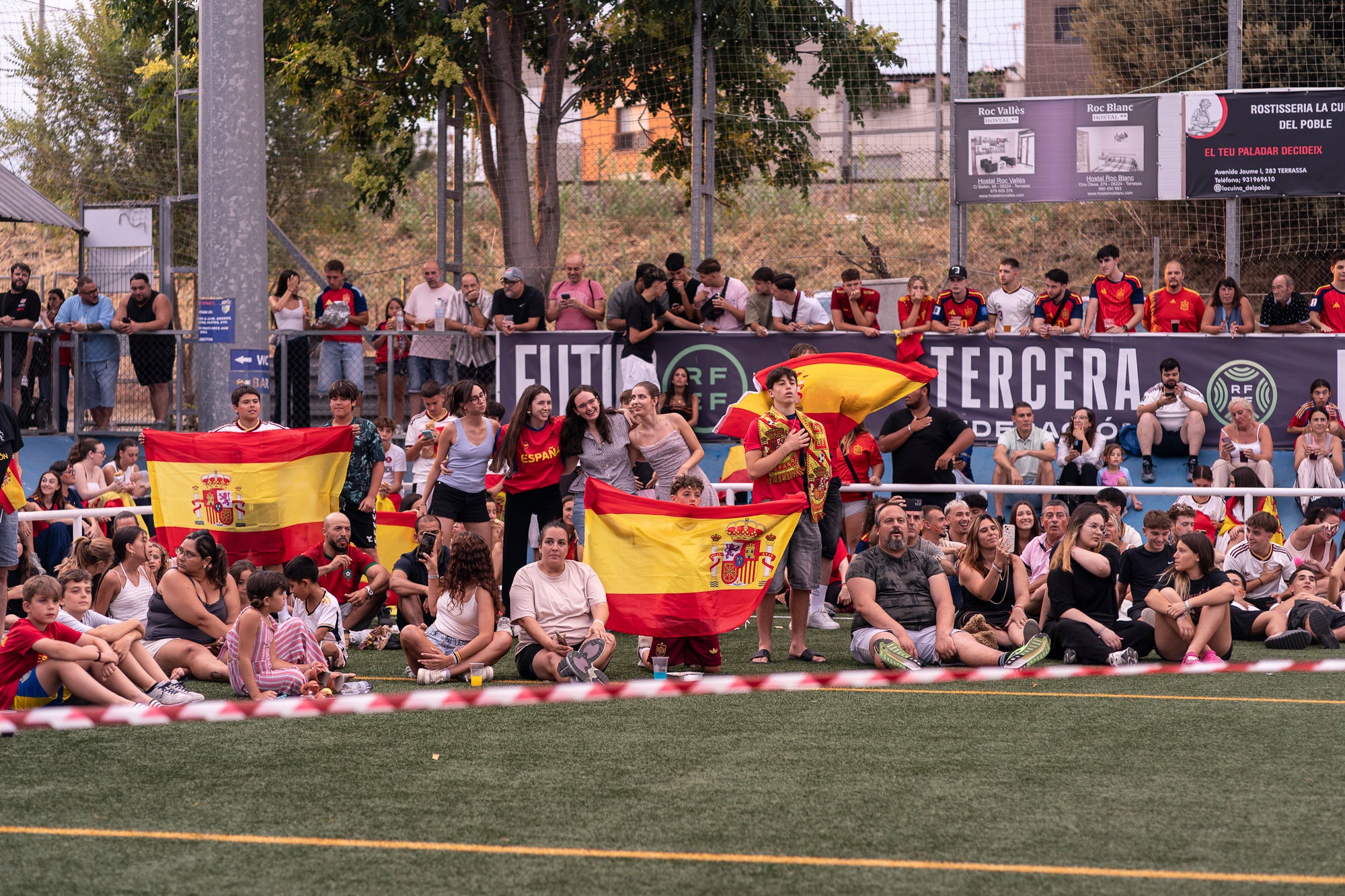 Eufòria al camp municipal de Ca N'Anglada de Terrassa per la victòria de la selecció espanyola. Desenes de persones han seguit aquest divendres a la nit en pantalla gran el partit de quarts de final del Mundial de futbol contra Bèlgica (2 a 1). Dani Olmo ha tornat a ser titular, mentre que Marc Pubill ha seguit el matx des de la banqueta. La Roja ha patit més del que s’esperava. S’ha avançat amb un gol de Fabian Ruiz (30’), però els belgues han empatat al 41. Mikel Merino ha tornat a donar el triomf amb un gol al 88 que ha desfermat l’alegria. 