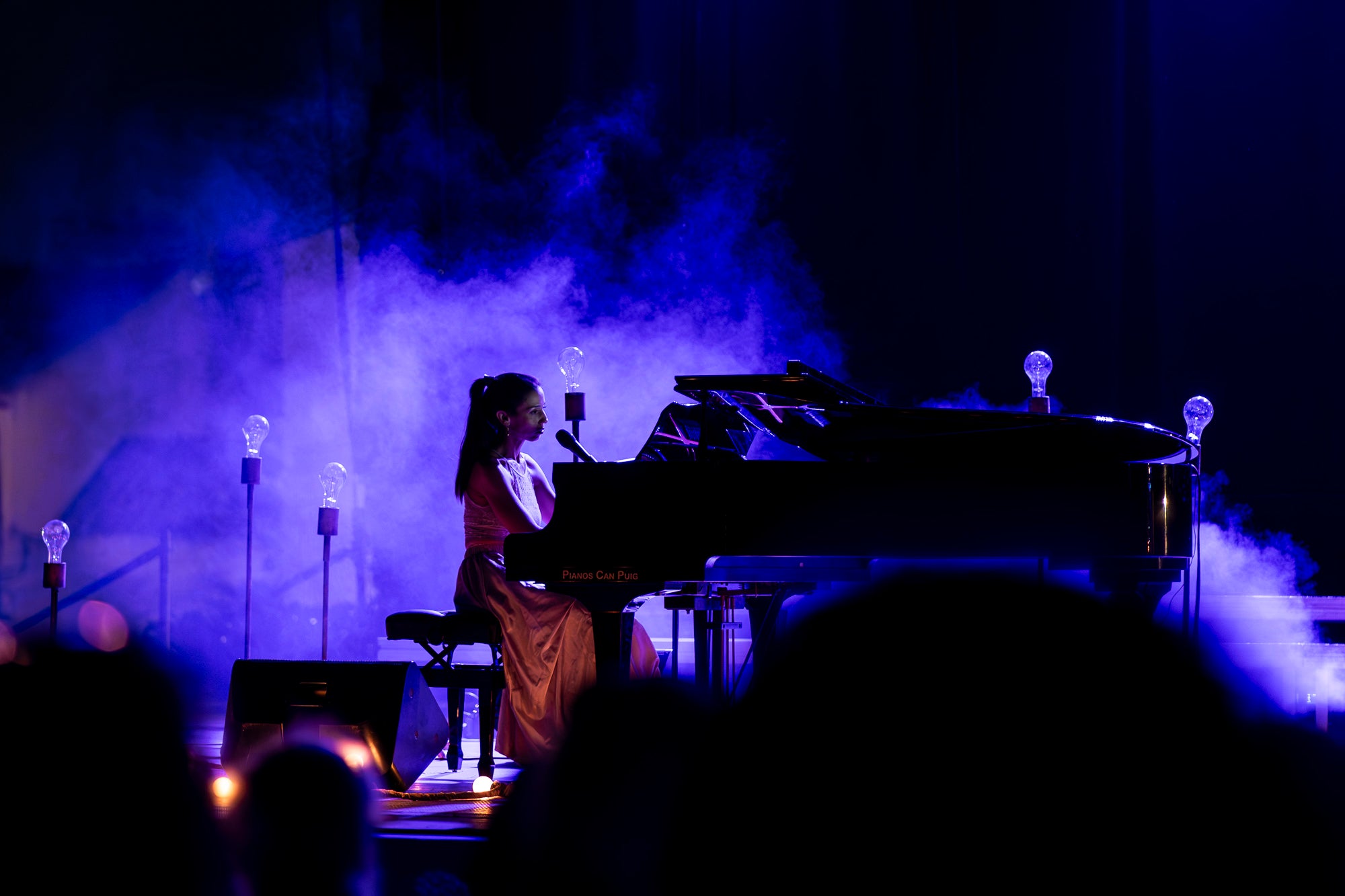 Gemma Humet ha estat l’encarregada del gran concert de dimarts de la Festa Major. Una de les artistes més destacades de l’àmbit de la cançó d’autor i també per la seva habilitat amb el piano ha mostrat el seu talent en un escenari incomparable, la plaça del Rector Homs, amb la Seu d’Ègara de fons. Ha estat un concert delicat i profund, on la interpretació esdevé refugi i la proximitat amb el públic converteix cada cançó en una experiència compartida.