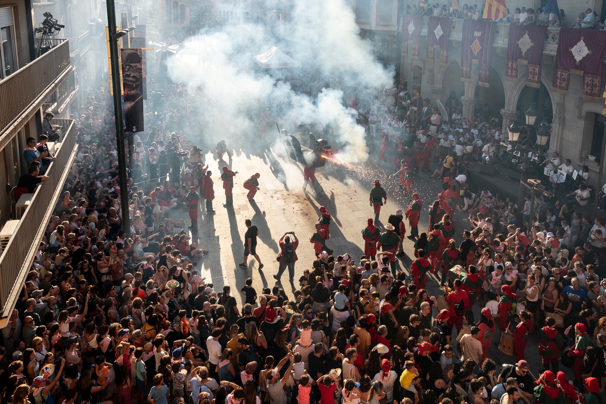 La Festa Major de Terrassa 2026 ja és aquí. Ahir, divendres dia 3 de juliol, a les 20 hores van repicar les campanes de tota la ciutat i va entrar al Raval de Montserrat el Drac de Terrassa, donant el tret de sortida de la Festa Major d'enguany. Tot seguit, es va procedir a la lectura del pregó de Festa Major a càrrec de Montse Alcaraz, presidenta de la Colla del Bitxo del Torrent Mitger. Després de la lectura del pregó, l'alcalde va fer l'obertura oficial de la Festa i algunes de les colles protocol·làries de la ciutat van fer una mostra de danses tradicionals i emblemàtiques. Posteriorment, es va donar a conèixer el Capgròs de l'Any, que enguany ha recaigut en Mercè Gómez, una de les fundadores del Casal de la Dona de Terrassa | Mireia Comas