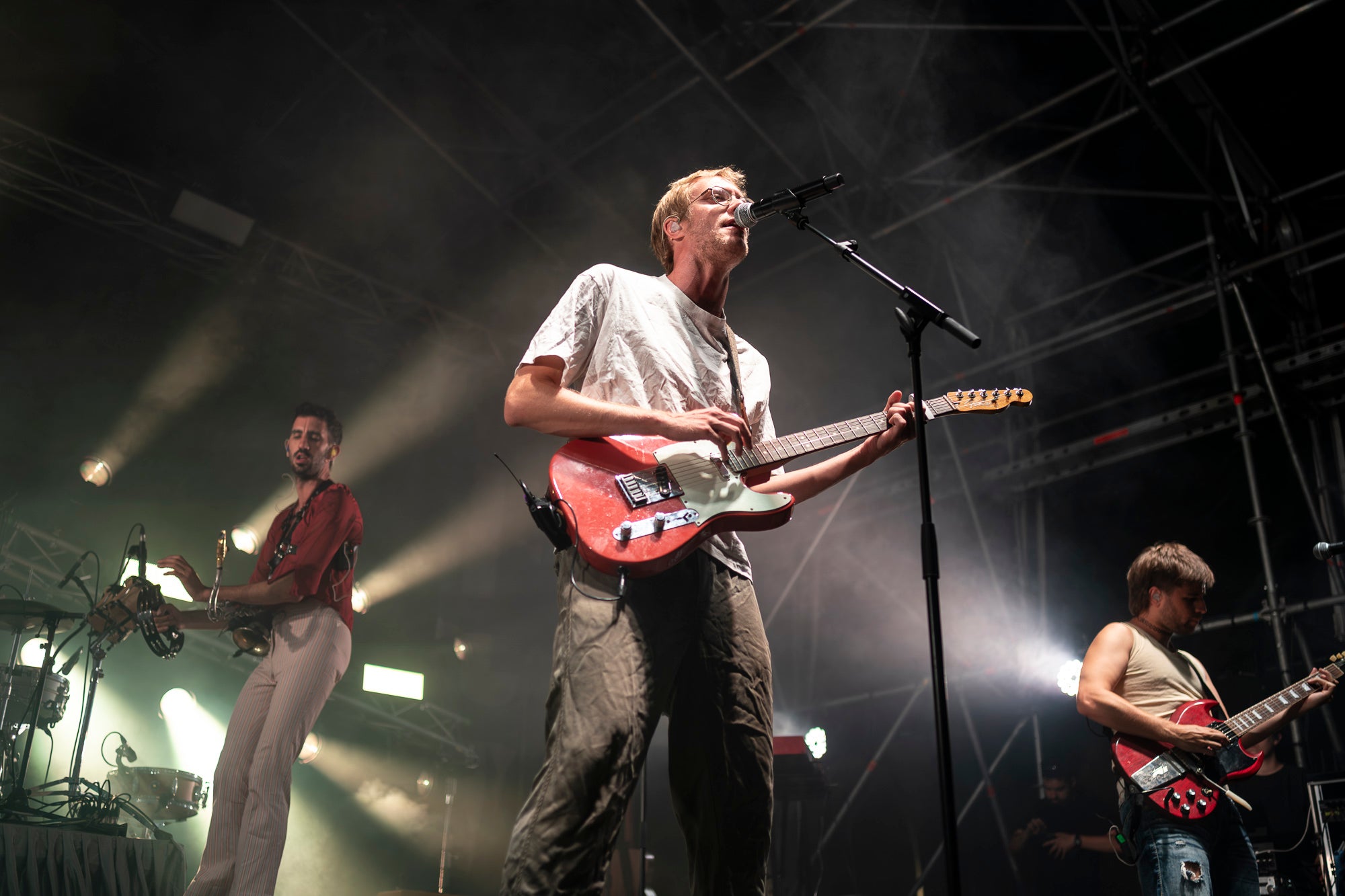 La plaça Vella s’ha rendit a la Ludwig Band en aquesta nit de dilluns de Festa Major. La banda formada per Gabriel Bosch, Quim Carandell, Roger Cassola, Pau Esteve, Andreu Galofré i Lluc Valverde ha presentat el seu darrer disc, “Pel barri es comenta”, i ho ha fet en plena forma. Amb una ambientació més urbana, però mantenint les lletres sofisticades i plenes d’ironia, el grup ha mostrat un so més madur i envolvent. La Ludwig també ha aprofitat per recordar els seus grans temes, i el públic s’ho ha passat d’allò més bé. 