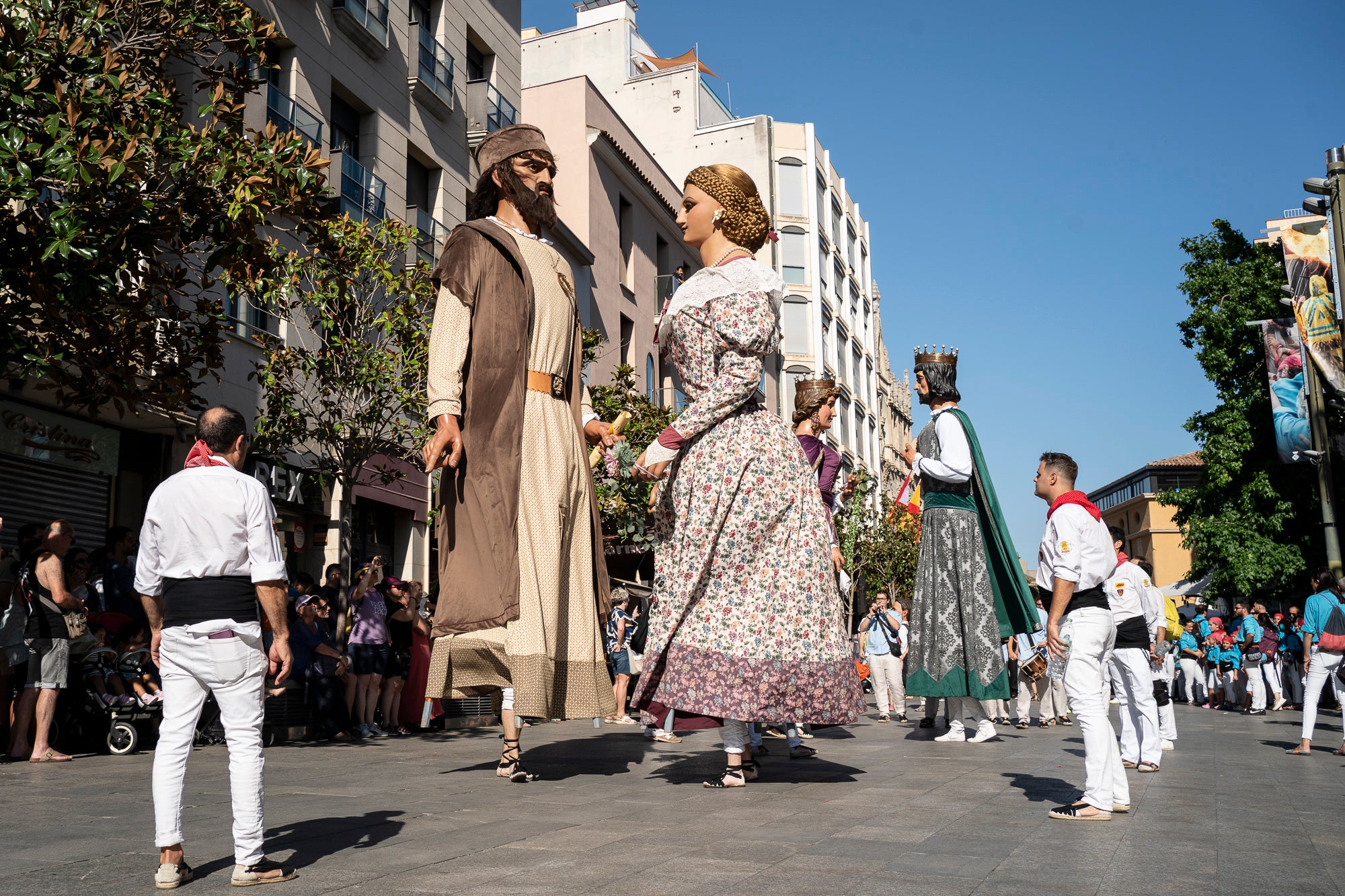 Els carrers de Terrassa han tornat a acollir la Cercavila de Festa Major, la mostra de cultura popular i tradicional catalana de la ciutat. Enguany, l'acte ha comptat amb la presència de totes les colles protocol·làries; el Drac de Terrassa, els Geganters de Terrassa, Nans i Capgrossos de Terrassa, l'Esbart Egarenc, els Bastoners de Terrassa, els Minyons de Terrassa, els Castellers de Terrassa, els Diables de Terrassa i l'Àliga de Terrassa. A més, també actuat les colles sardanistes de la ciutat, les colles geganteres, les colles de diables i les colles d'imatgeria de foc, entre d'altres entitats culturals | Mireia Comas