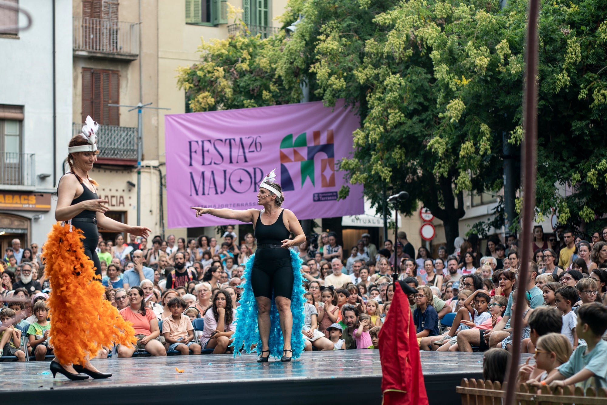 La plaça Vella ha acollit aquest dimarts la Gran Gala de Circ de Festa Major, a càrrec de l'Associació de Circ Tub d'Assaig 7.70. L'esdeveniment ha estat conduït per Alba Valldaura i Àngela Monge, amb música d’Oriol Gonzàlez i Cia. Grans i petits van quedar bocabadats amb una pila de números sorprenents: barra russa, verticals a duo, corda fluixa i patinatge.