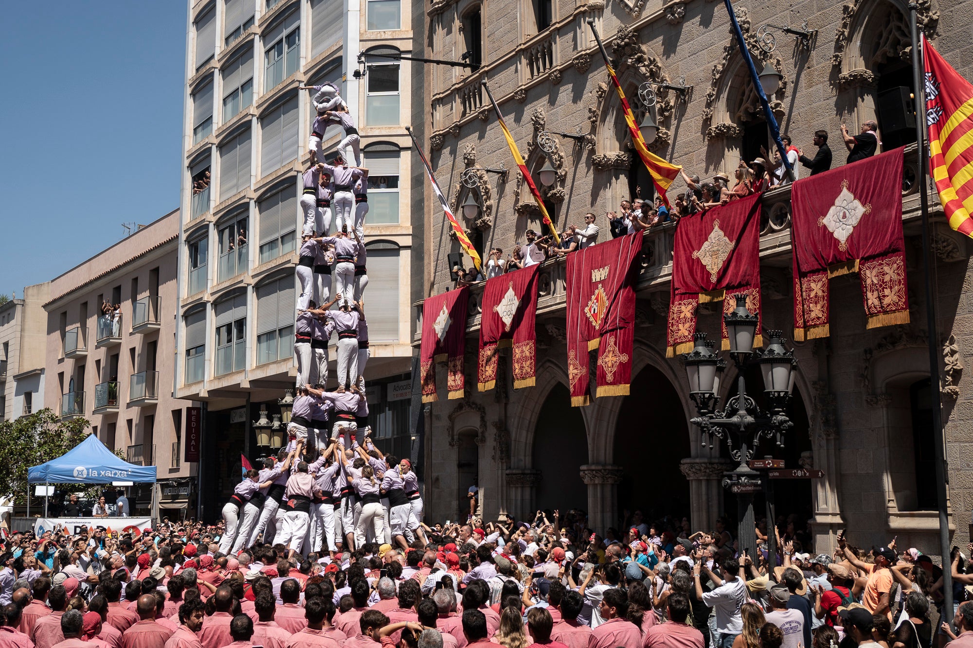 El Raval de Terrassa va acollir aquest diumenge, dia 5 de juliol, la gran actuació castellera de la Festa Major de Terrassa. Eufòria per als Minyons de Terrassa que van fer la seva millor actuació de la temporada i van estrenar fins a tres castells a plaça: el 4 de 9 amb folre, el 2 de 9 amb folre i manilles i el pilar de 7 amb folre. A més de tancar la tripleta de castells de 9 amb el 3 de 9 amb folre. Van patir més els Castellers de Terrassa que van començar molt bé amb la Torre de 7, però van patir dos intents del 4d8. Per culpa d’això, van anar sobre segur i van optar pel 7d7 i el 3d7 aixecat per sota que els van sortir rodons. Per acabar, la colla vella dels Xiquets de Valls van portar el 3d9, el 4d9f, el 4d8p i el p7f.