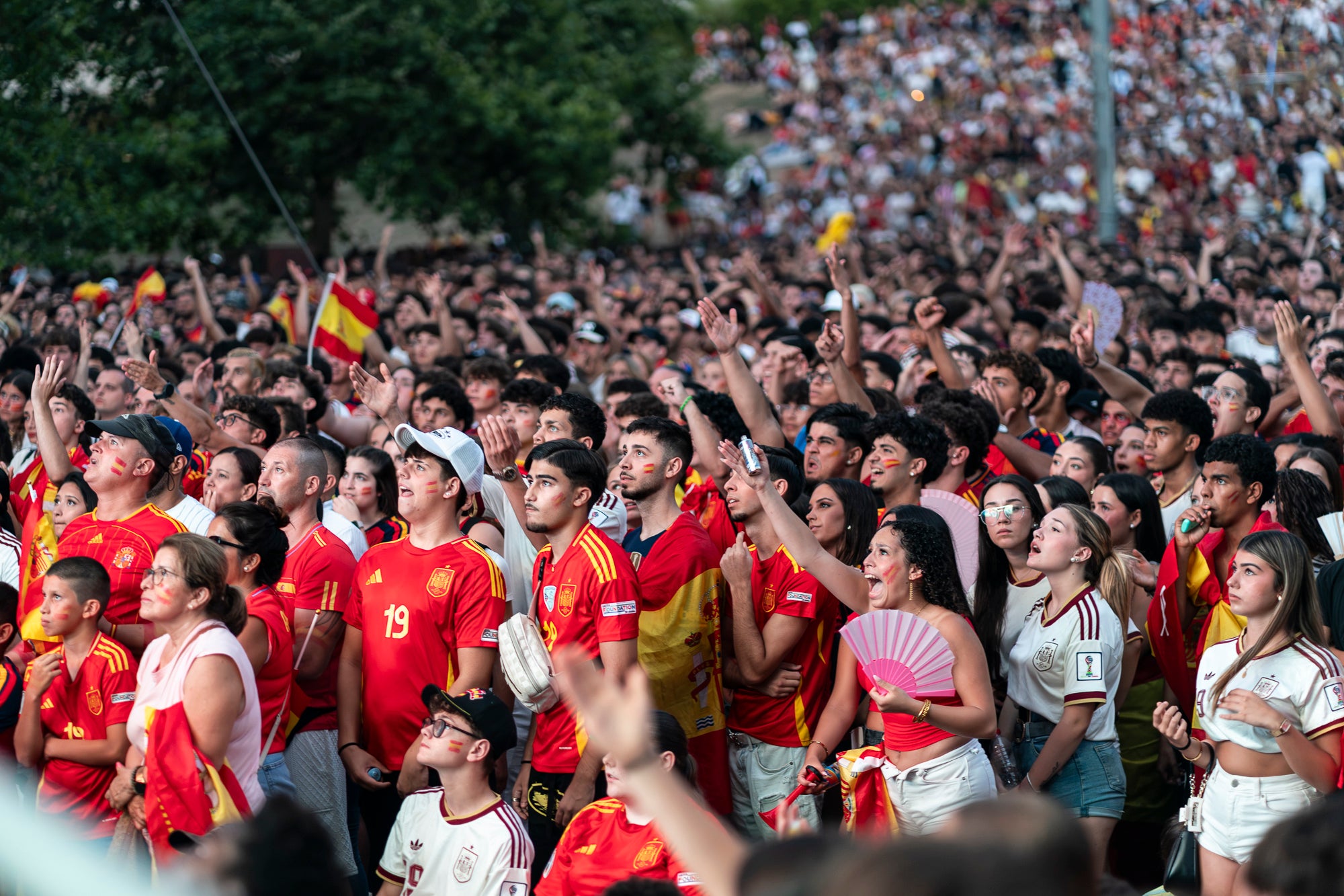 L'Espai Vela del parc de Vallparadís de Terrassa es va omplir aquest diumenge a la nit amb 8.500 aficionats per seguir en pantalla gran i animació des de l'escenari la final del Mundial de futbol a Nova York entre les seleccions d'Espanya i l'Argentina. L'emoció es va mantenir fins a la segona part de la pròrroga quan el jugador del Barça Ferran Torres va marca l'1-0 definitiu, que va donar la corona planetària a un combinat amb els terrassencs Dani Olmo i Marc Pubill. Entre els assistents també hi havia aficionats del conjunt de Messi. A causa de la calor i aquestes emocions, es van haver d'efectuar algunes evacuacions de seguidors | Mireia Comas