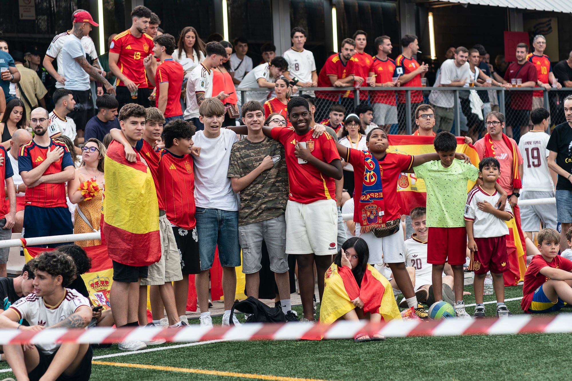 Eufòria al camp municipal de Ca N'Anglada de Terrassa per la victòria de la selecció espanyola. Desenes de persones han seguit aquest divendres a la nit en pantalla gran el partit de quarts de final del Mundial de futbol contra Bèlgica (2 a 1). Dani Olmo ha tornat a ser titular, mentre que Marc Pubill ha seguit el matx des de la banqueta. La Roja ha patit més del que s’esperava. S’ha avançat amb un gol de Fabian Ruiz (30’), però els belgues han empatat al 41. Mikel Merino ha tornat a donar el triomf amb un gol al 88 que ha desfermat l’alegria. 