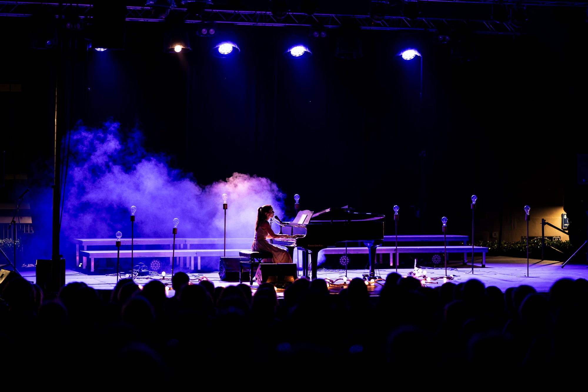 Gemma Humet ha estat l’encarregada del gran concert de dimarts de la Festa Major. Una de les artistes més destacades de l’àmbit de la cançó d’autor i també per la seva habilitat amb el piano ha mostrat el seu talent en un escenari incomparable, la plaça del Rector Homs, amb la Seu d’Ègara de fons. Ha estat un concert delicat i profund, on la interpretació esdevé refugi i la proximitat amb el públic converteix cada cançó en una experiència compartida.