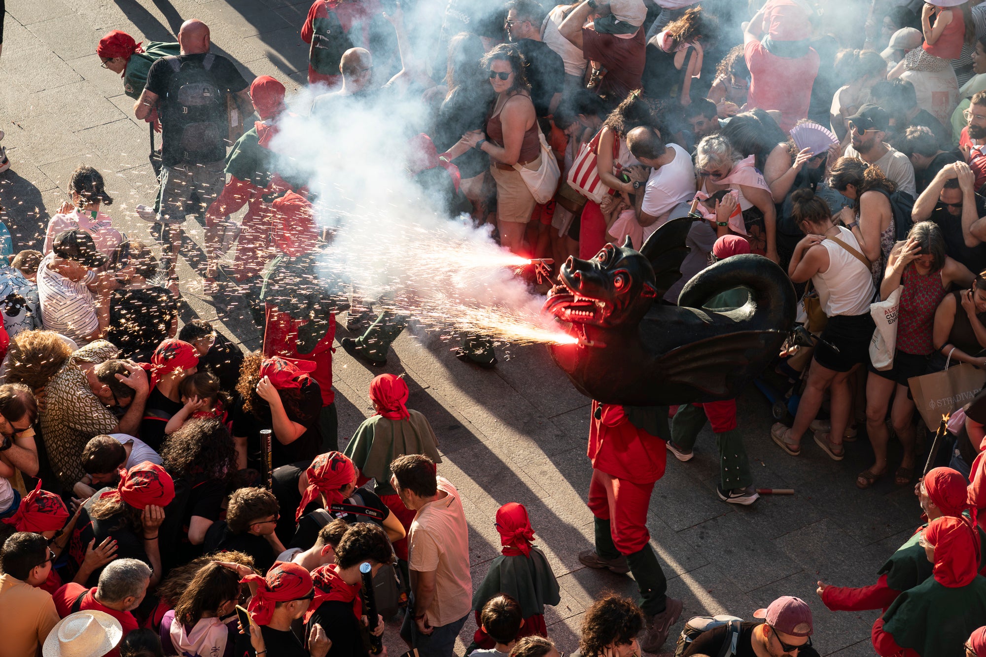 La Festa Major de Terrassa 2026 ja és aquí. Ahir, divendres dia 3 de juliol, a les 20 hores van repicar les campanes de tota la ciutat i va entrar al Raval de Montserrat el Drac de Terrassa, donant el tret de sortida de la Festa Major d'enguany. Tot seguit, es va procedir a la lectura del pregó de Festa Major a càrrec de Montse Alcaraz, presidenta de la Colla del Bitxo del Torrent Mitger. Després de la lectura del pregó, l'alcalde va fer l'obertura oficial de la Festa i algunes de les colles protocol·làries de la ciutat van fer una mostra de danses tradicionals i emblemàtiques. Posteriorment, es va donar a conèixer el Capgròs de l'Any, que enguany ha recaigut en Mercè Gómez, una de les fundadores del Casal de la Dona de Terrassa | Mireia Comas
